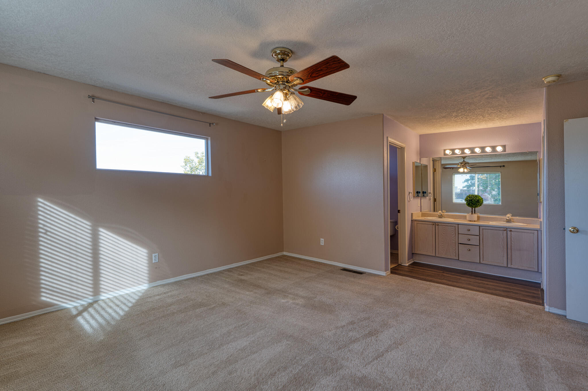 6904 SHALE Avenue NE