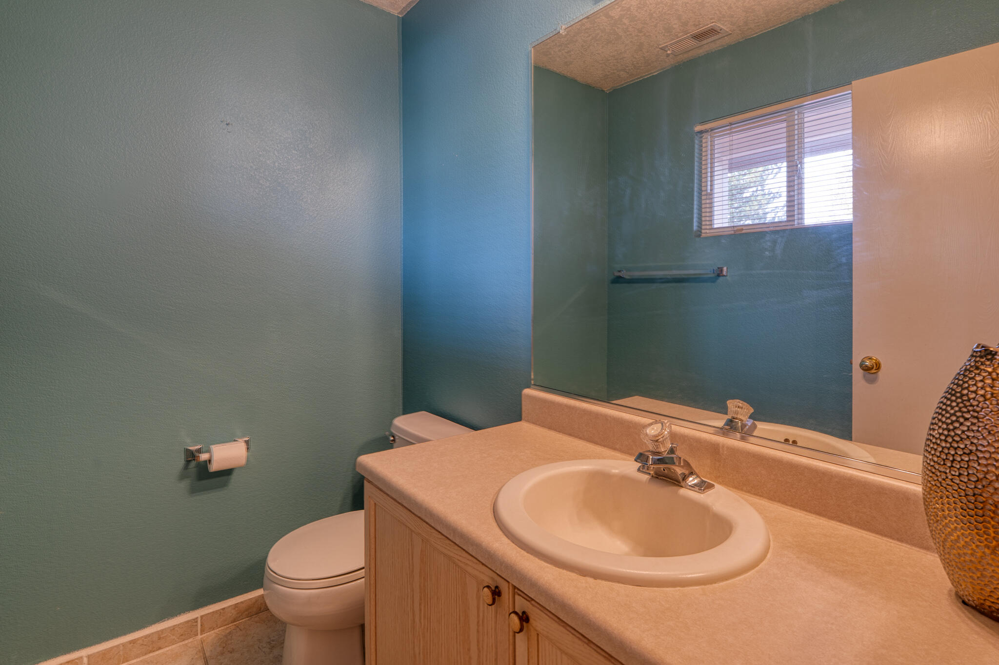 6904 SHALE Avenue NE