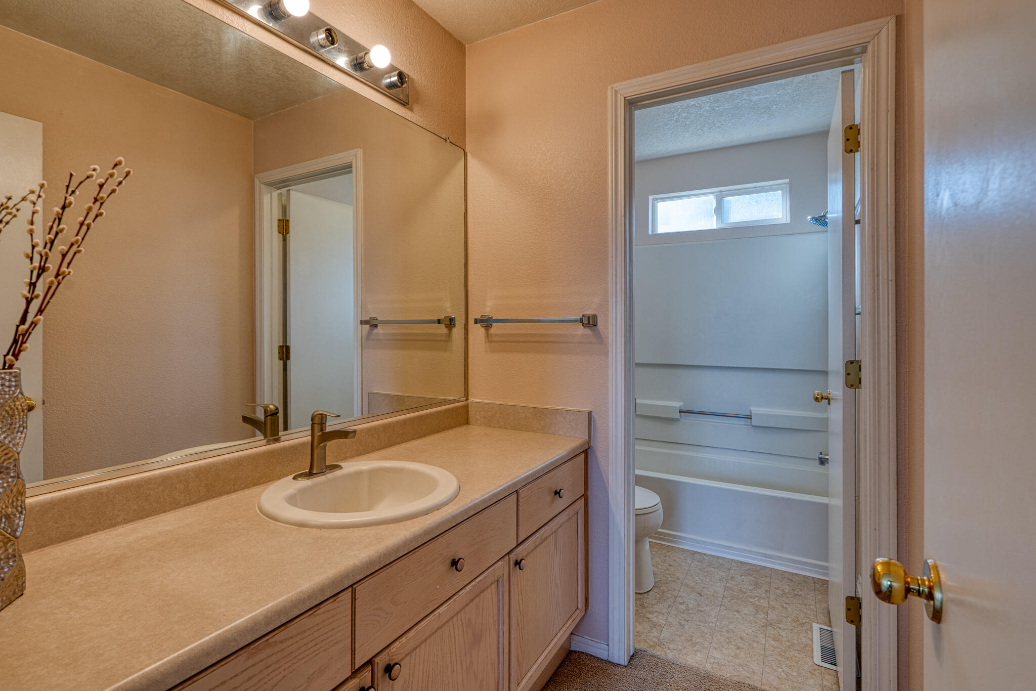 6904 SHALE Avenue NE