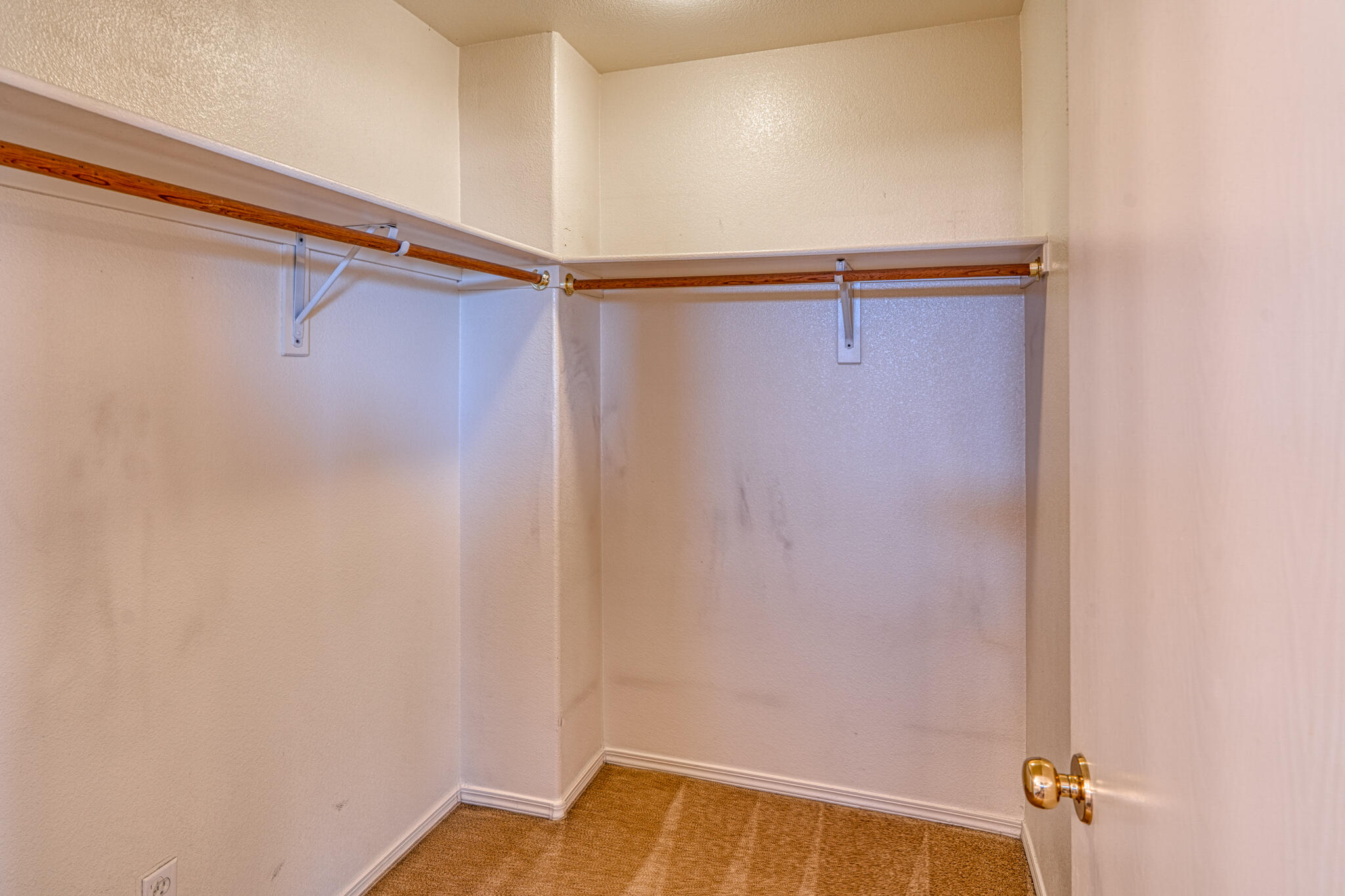 6904 SHALE Avenue NE