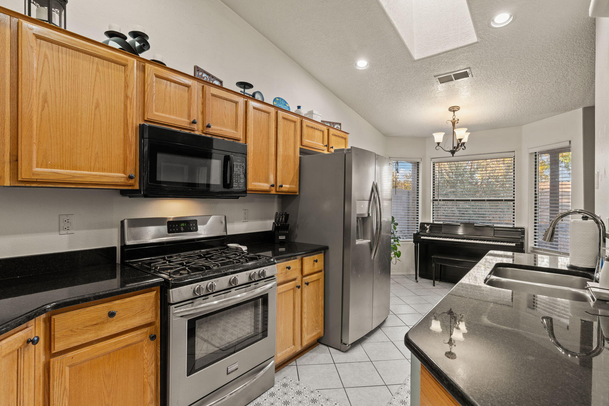 7409 Cerros Place NW