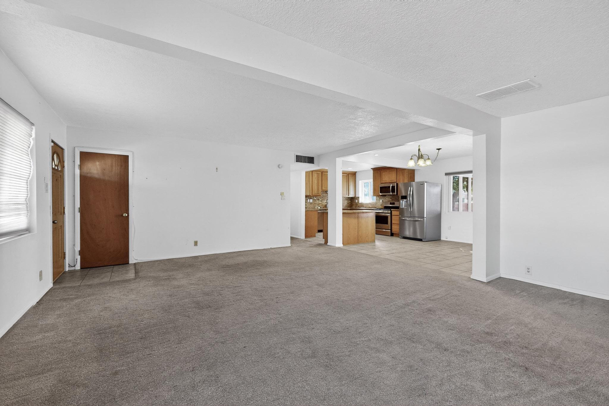 8802 Candelaria Road NE