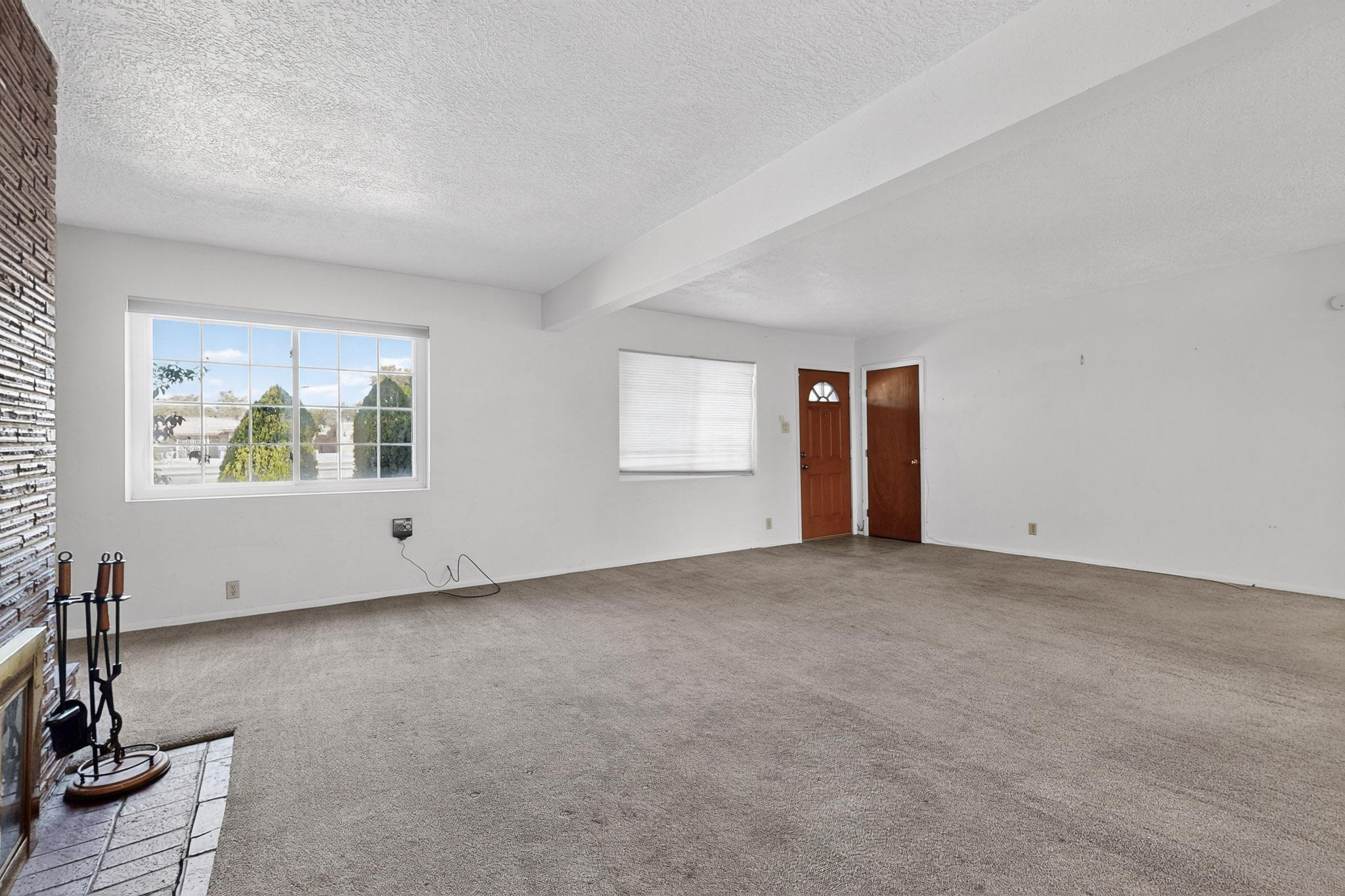 8802 Candelaria Road NE