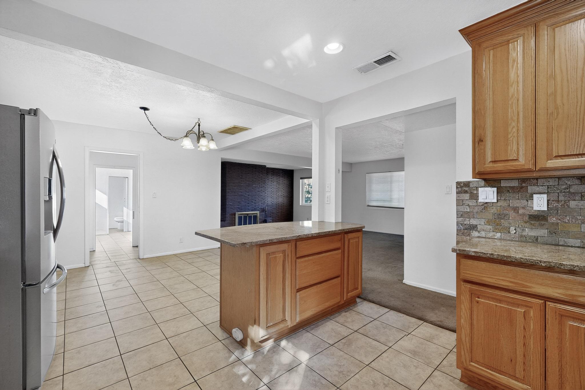 8802 Candelaria Road NE