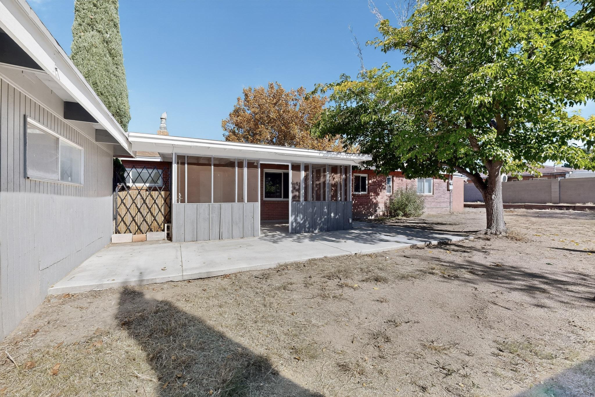 8802 Candelaria Road NE