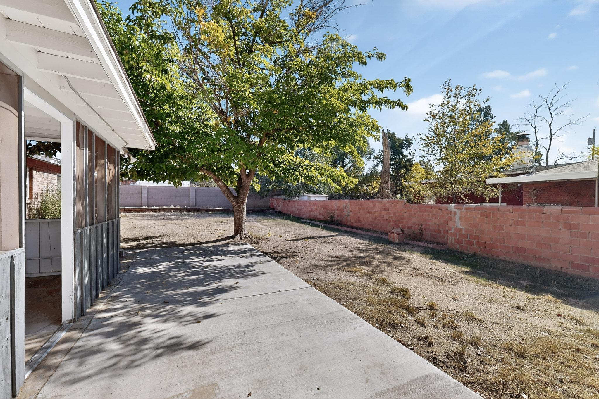 8802 Candelaria Road NE