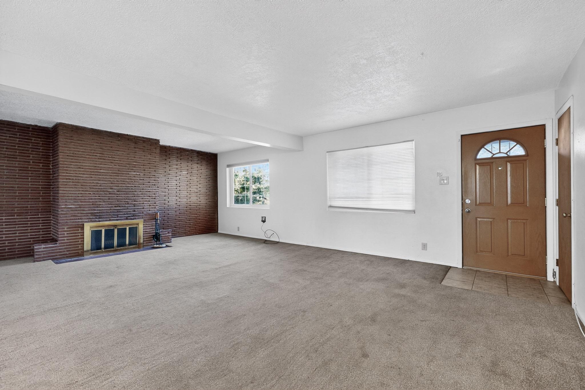 8802 Candelaria Road NE