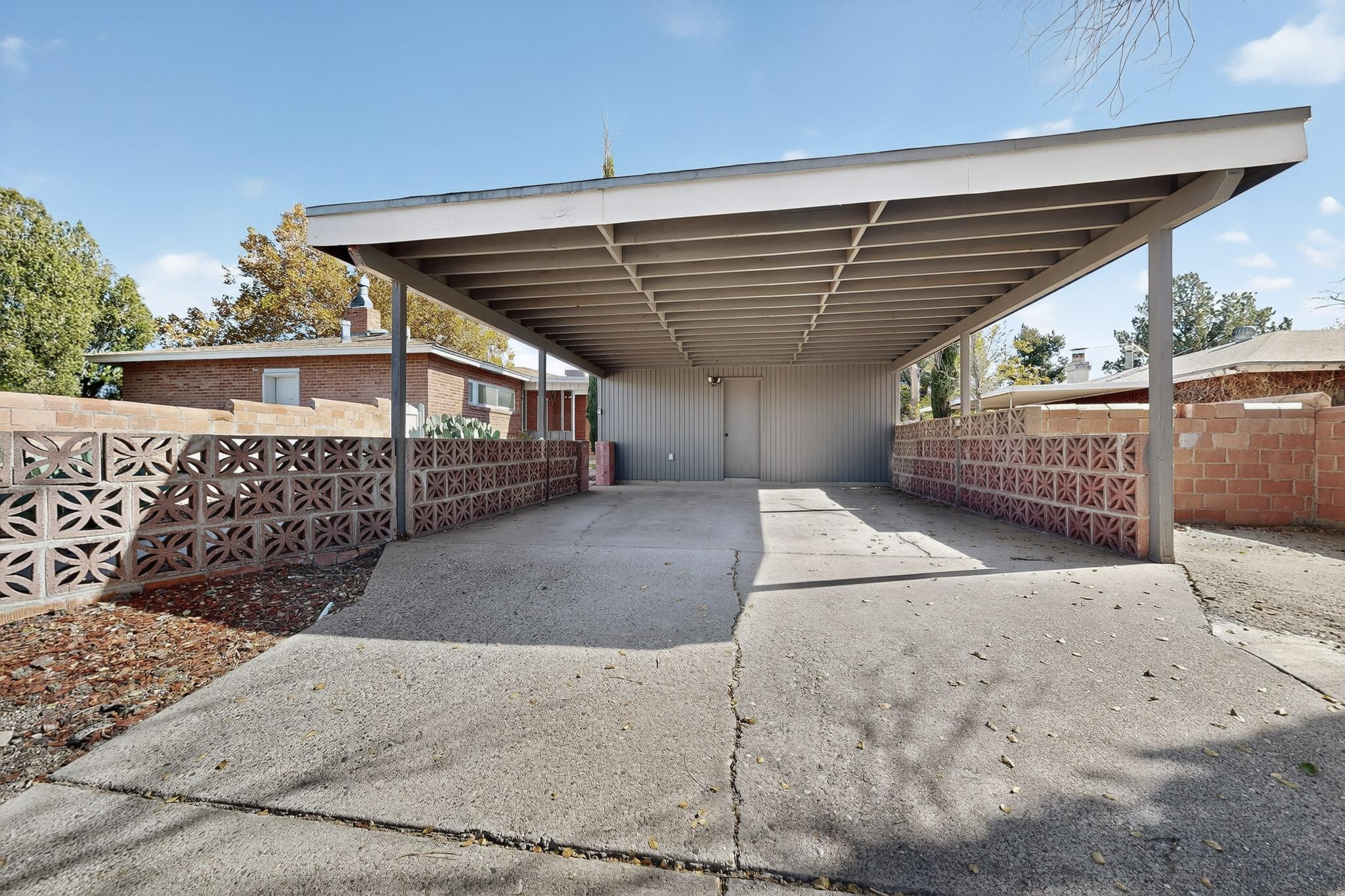 8802 Candelaria Road NE