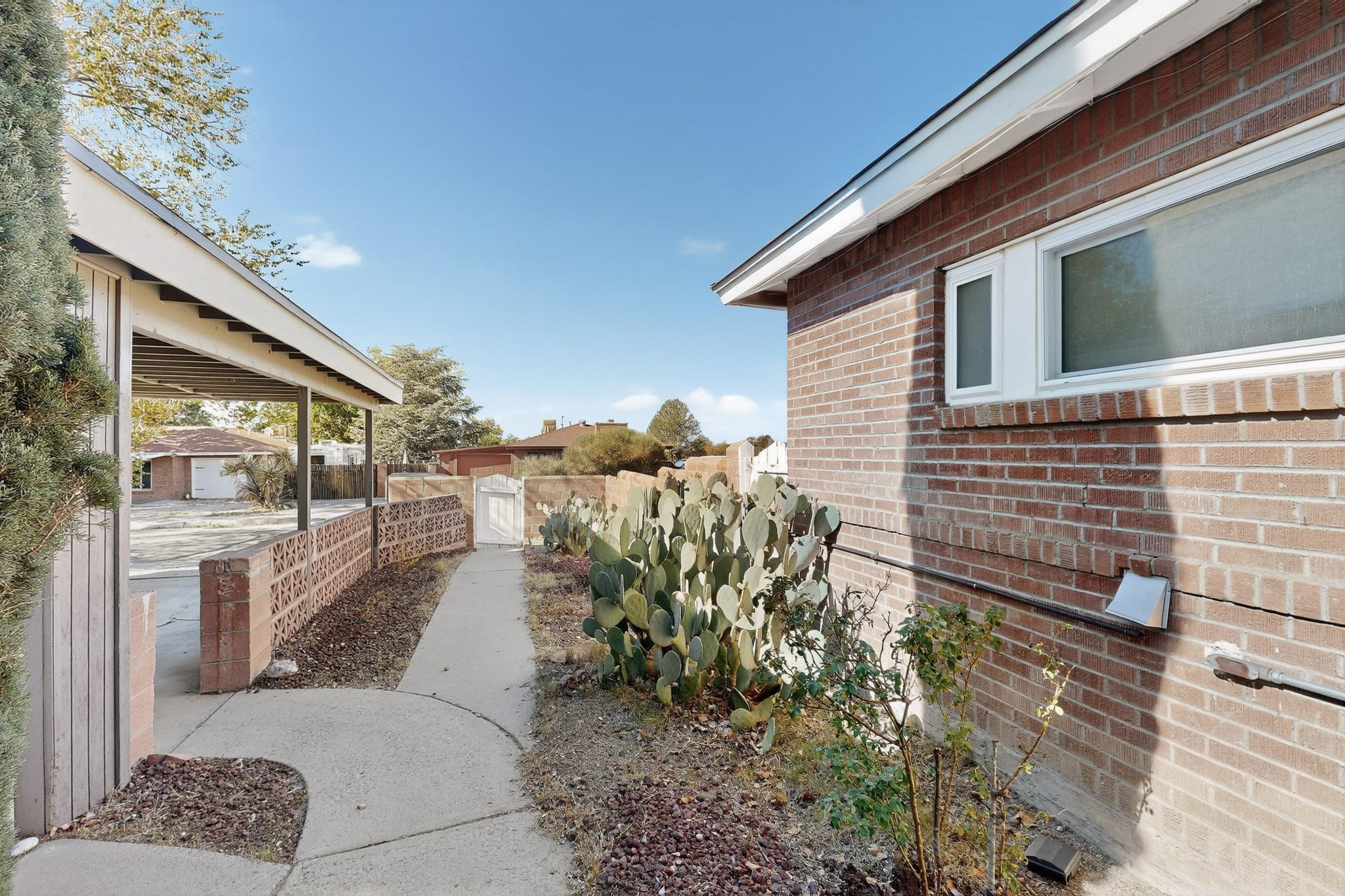 8802 Candelaria Road NE