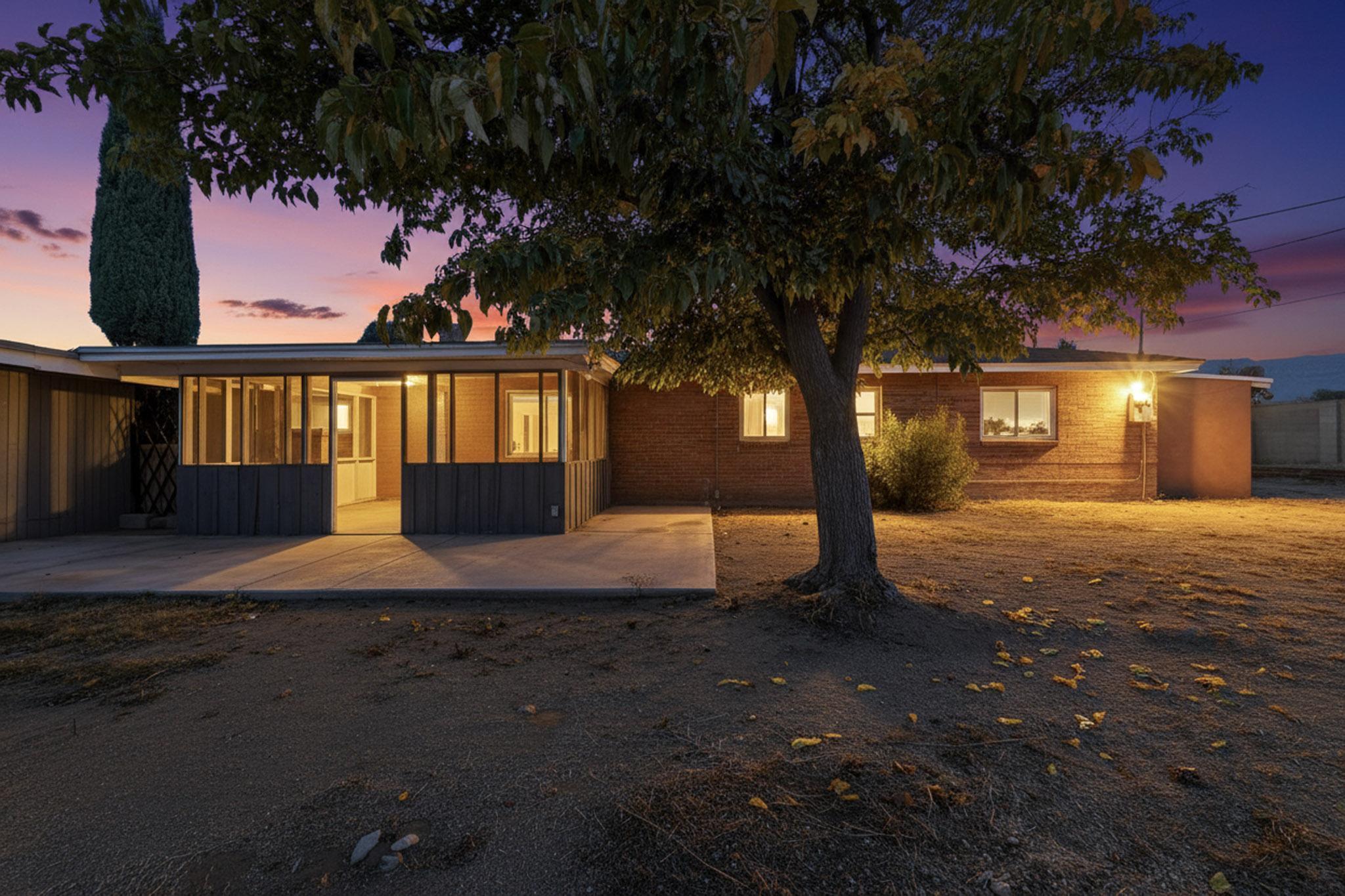 8802 Candelaria Road NE