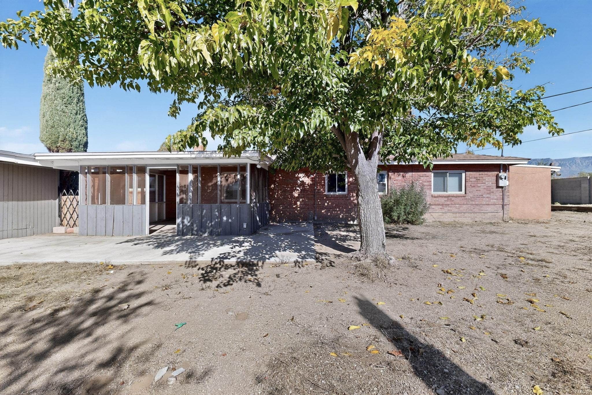 8802 Candelaria Road NE