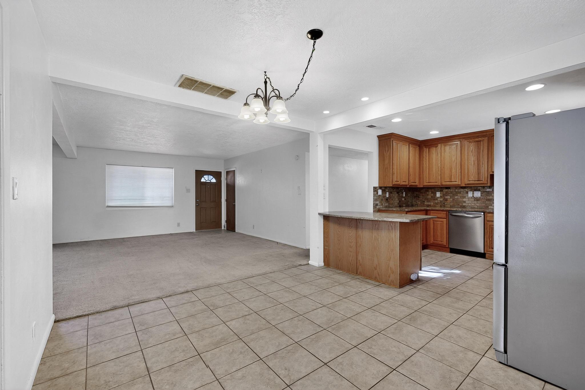 8802 Candelaria Road NE