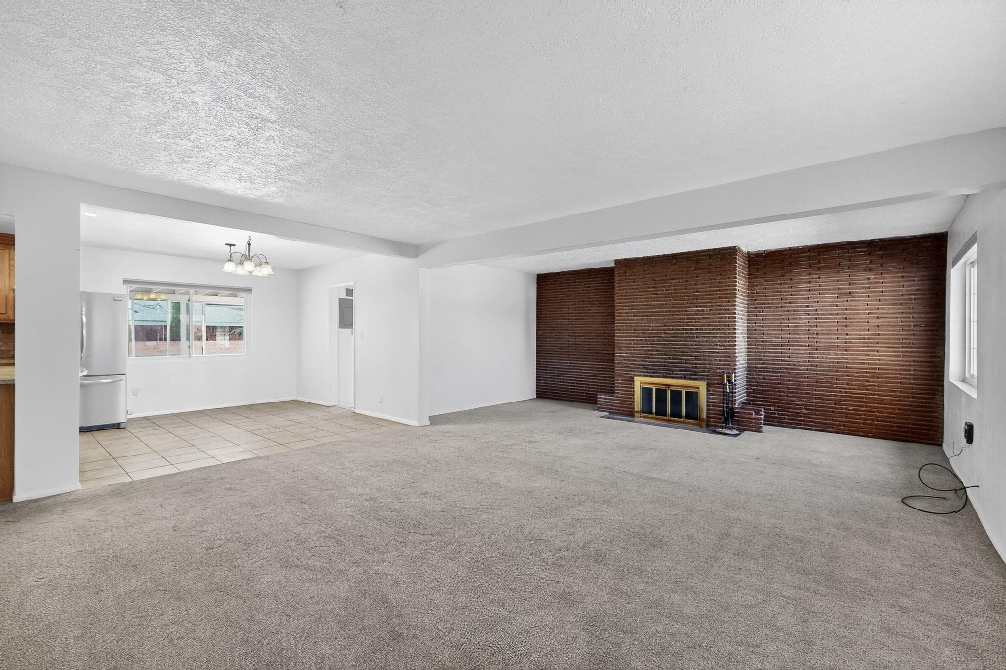 8802 Candelaria Road NE