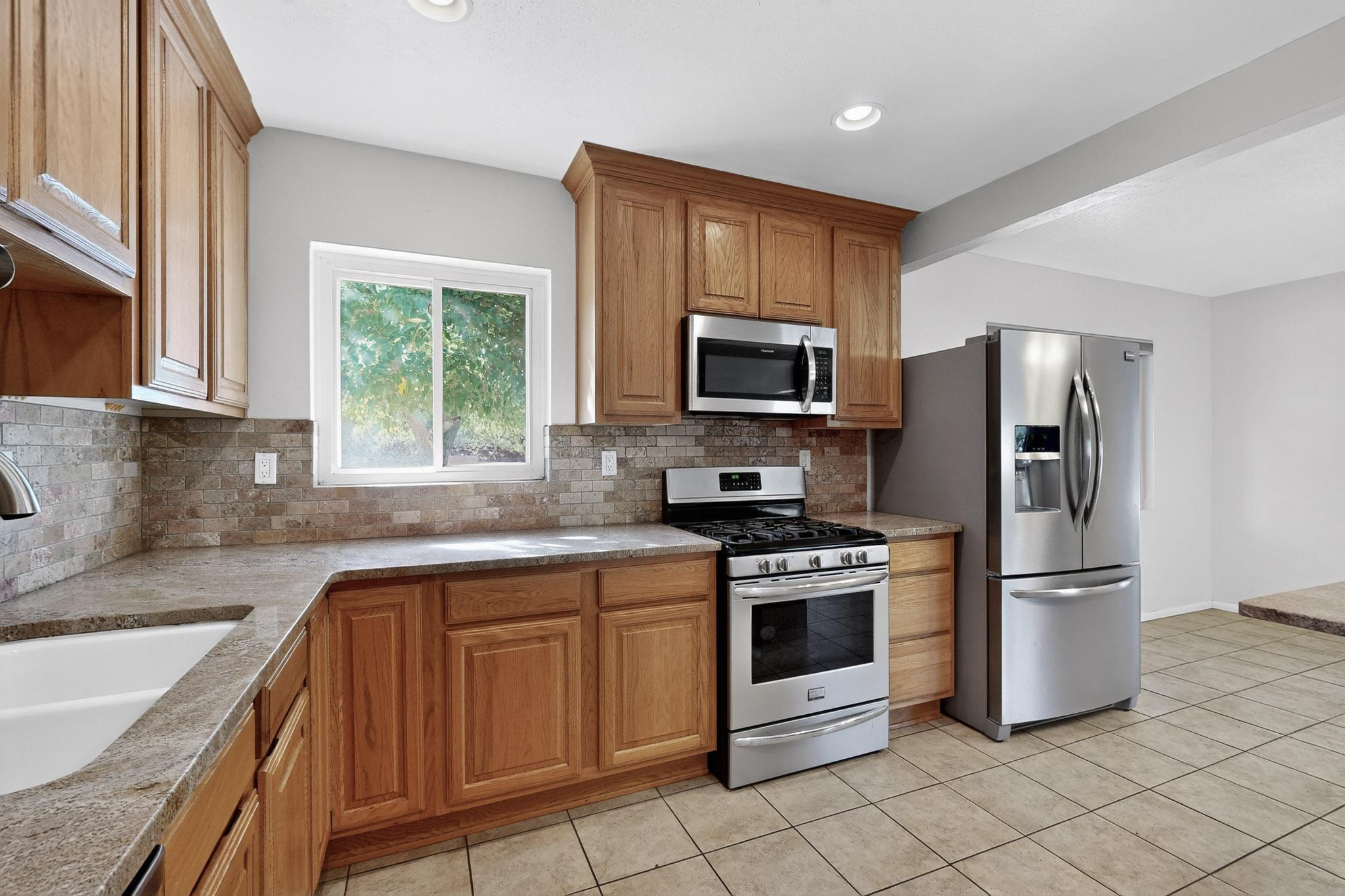 8802 Candelaria Road NE