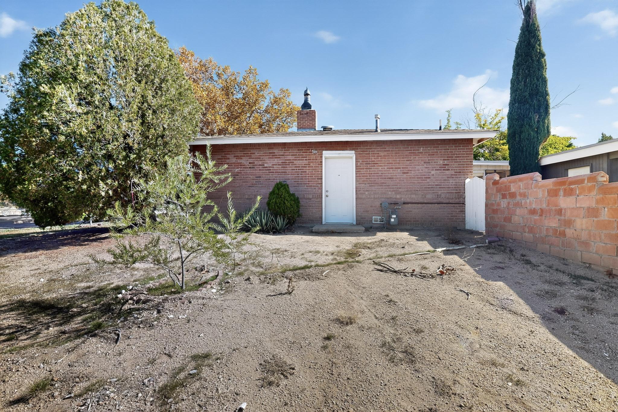 8802 Candelaria Road NE