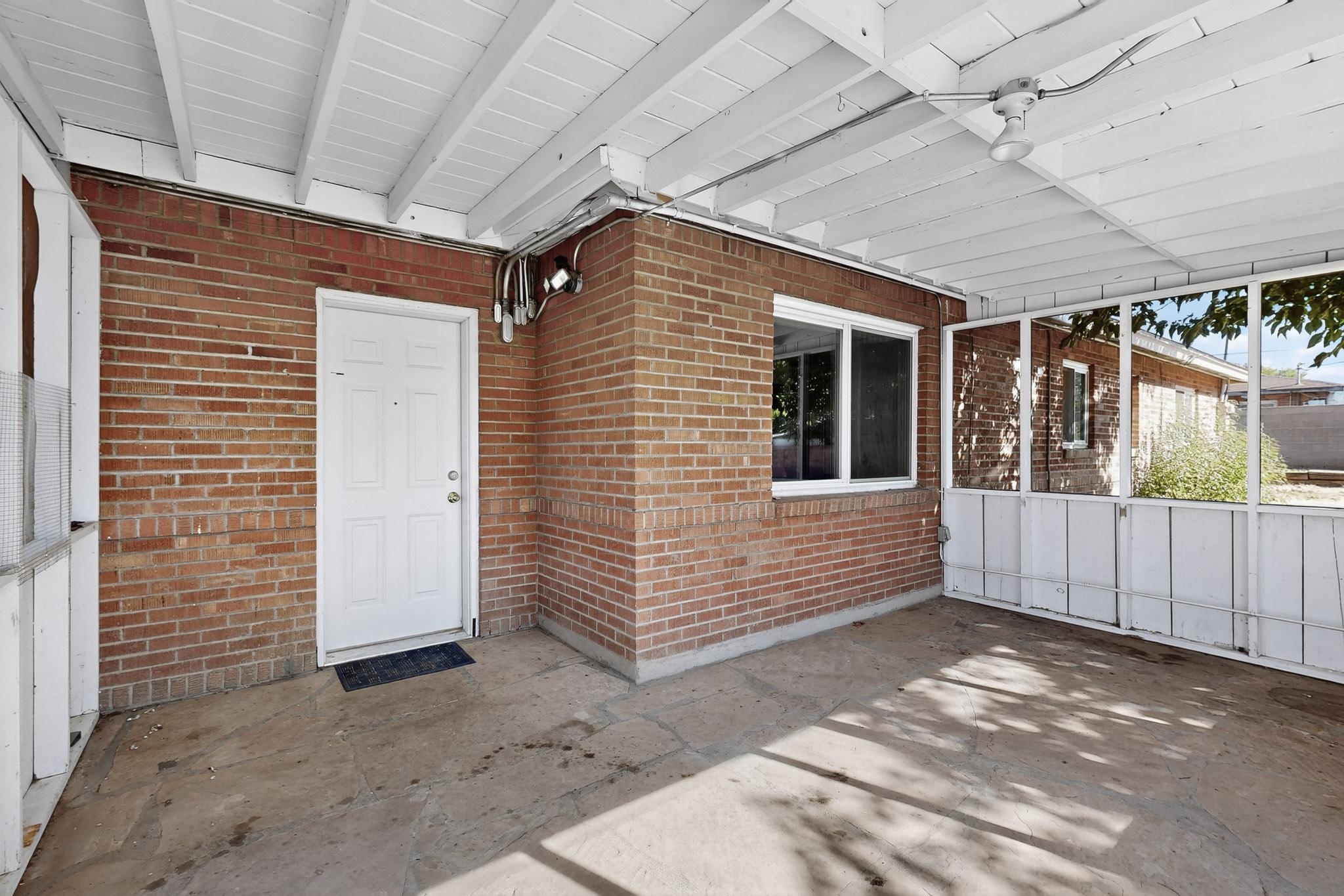 8802 Candelaria Road NE