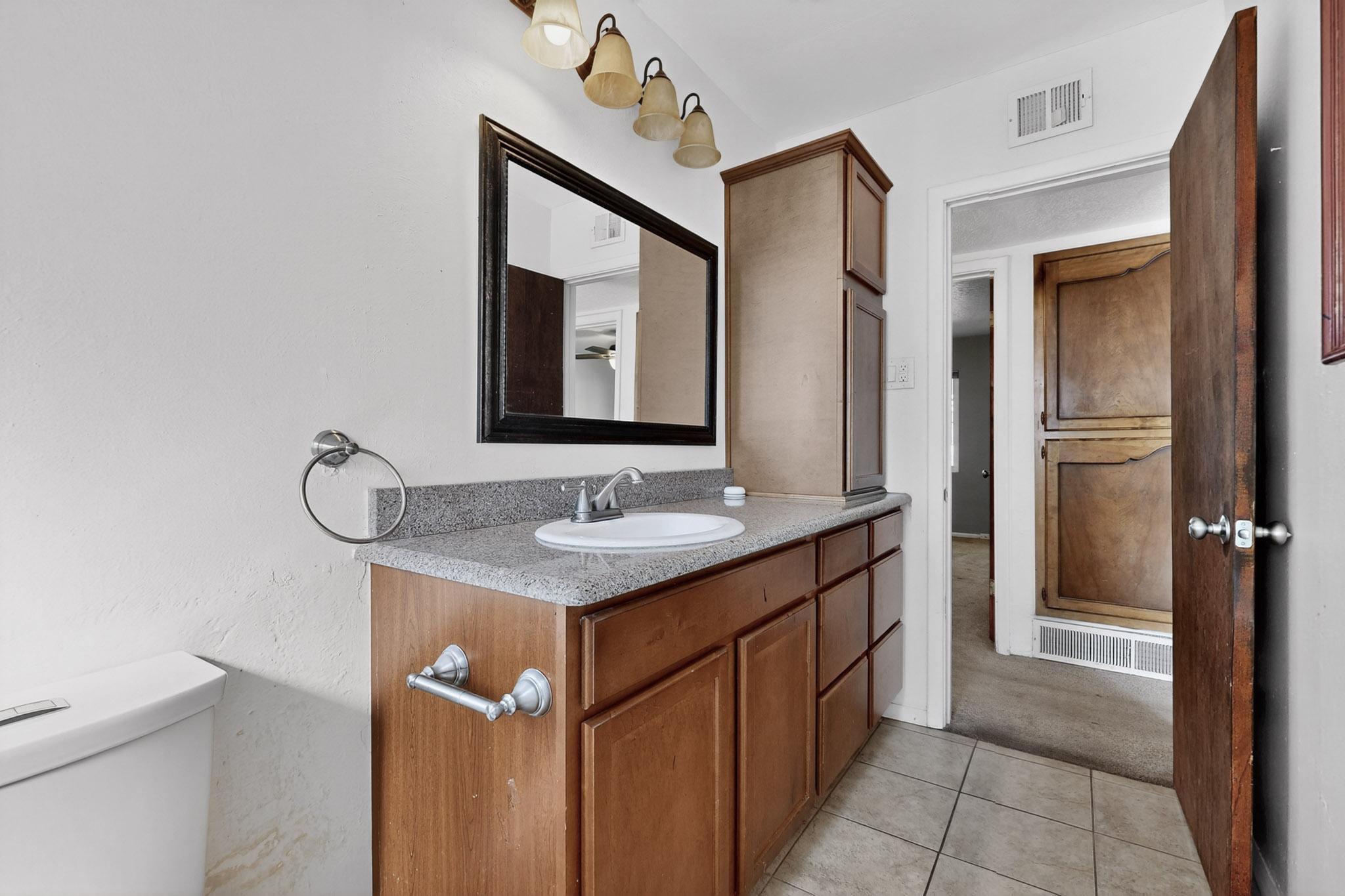 8802 Candelaria Road NE