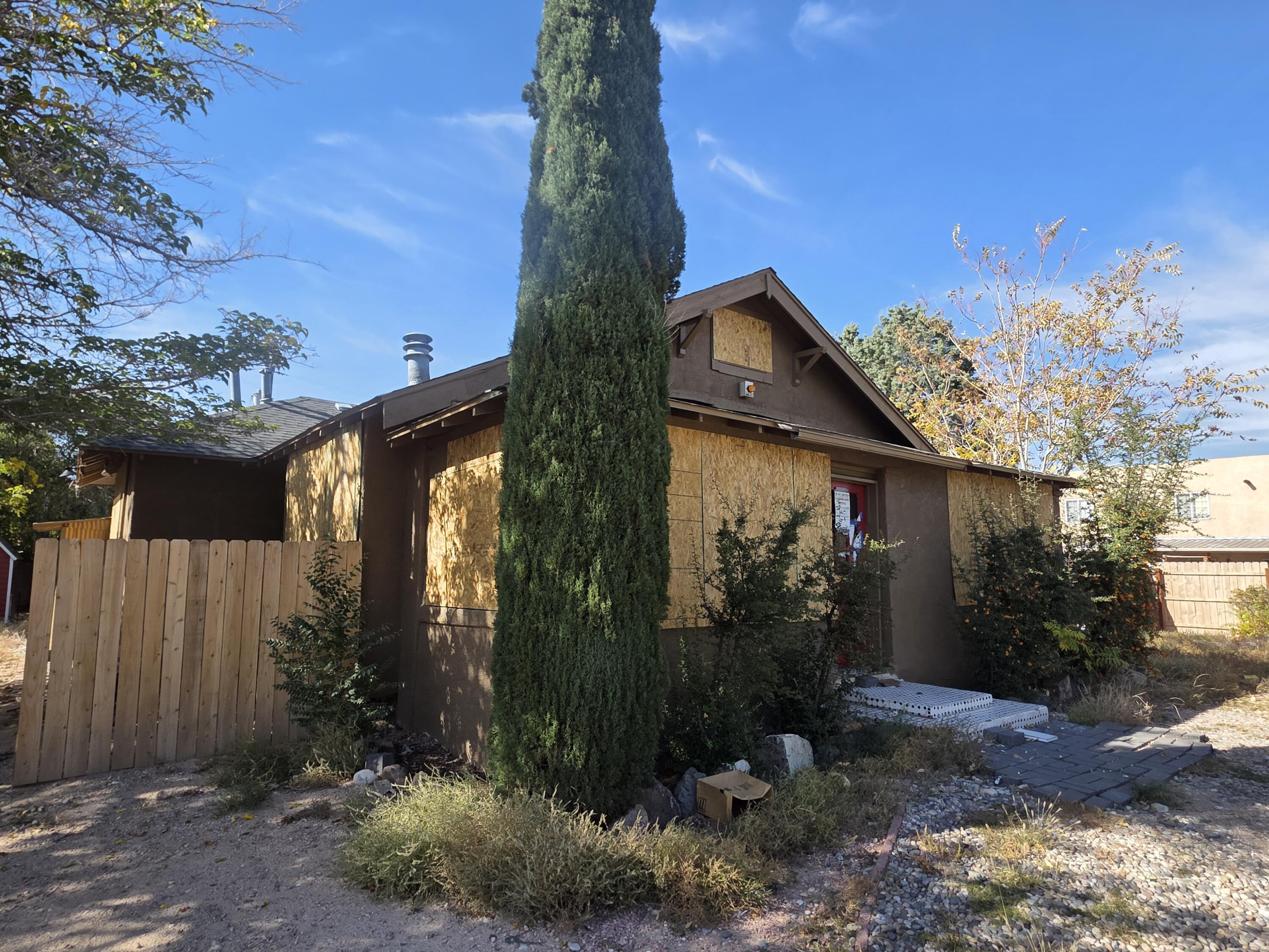 233 Maxine Street NE
