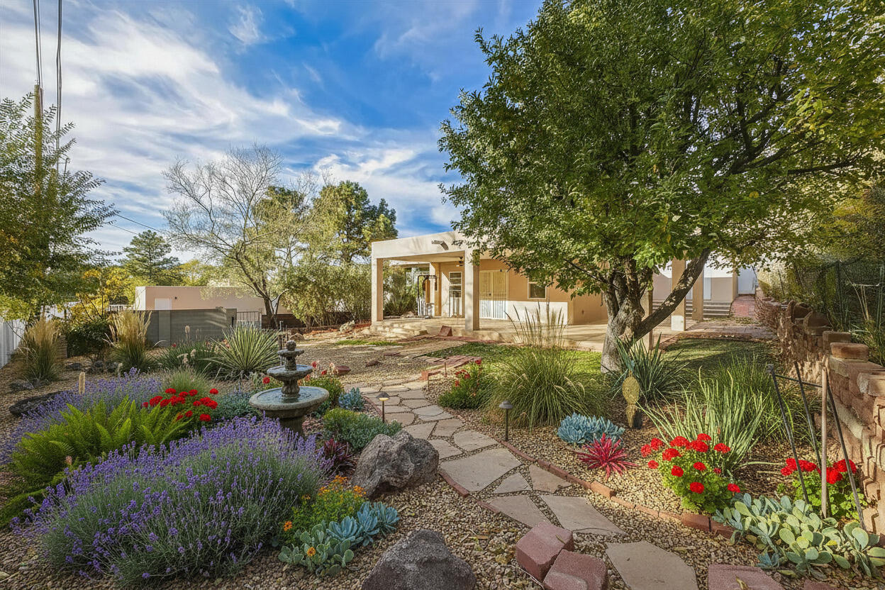 720 Lamp Post Circle SE