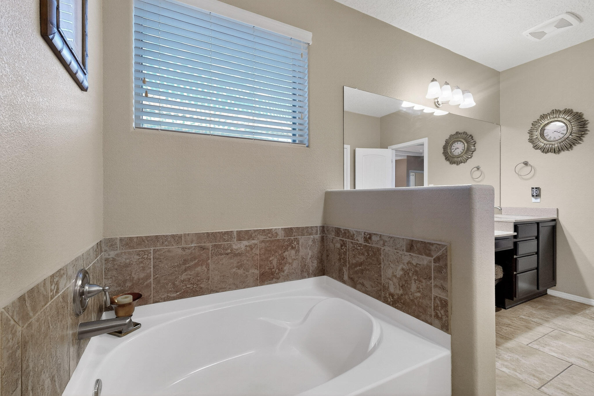 1805 Vista De Colinas Drive SE