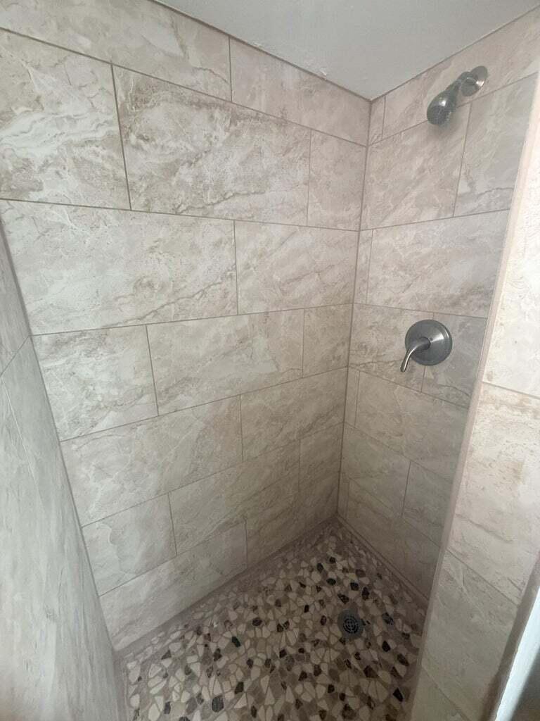 204 Laguayra Drive NE