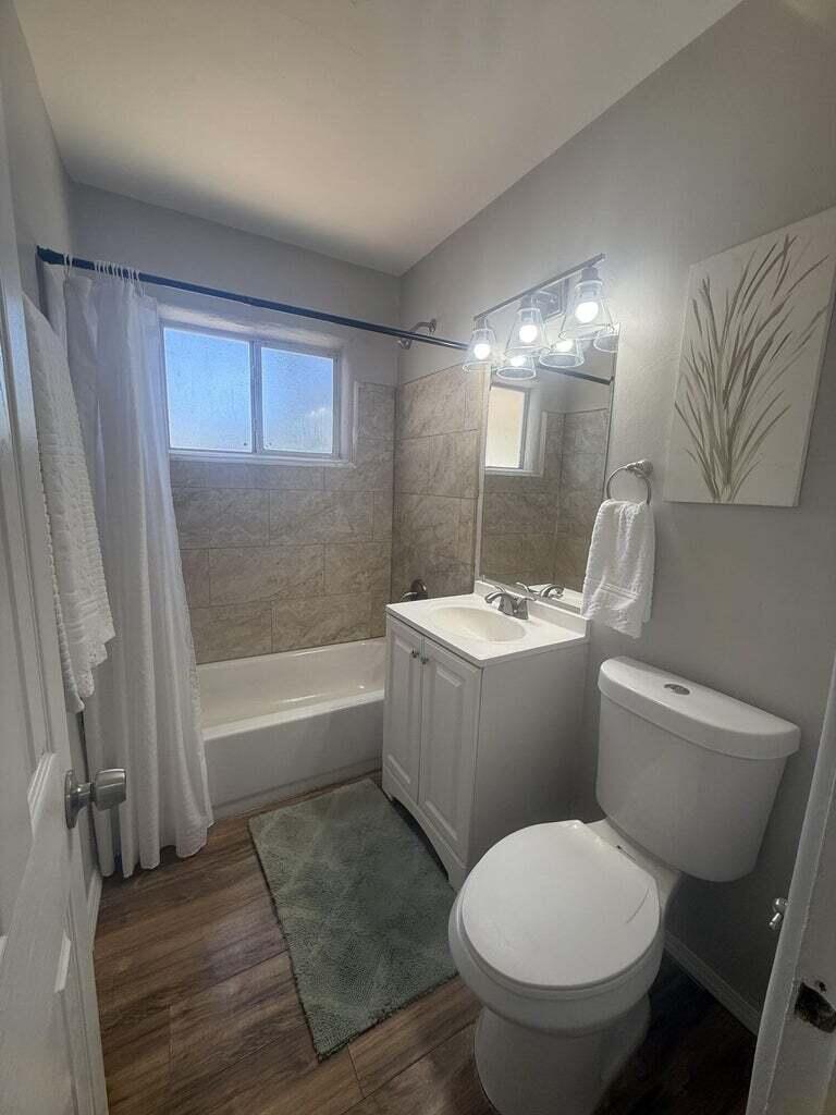 204 Laguayra Drive NE