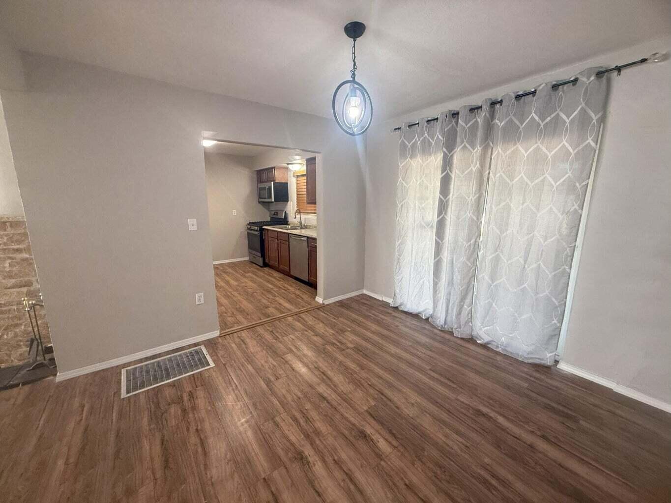 204 Laguayra Drive NE