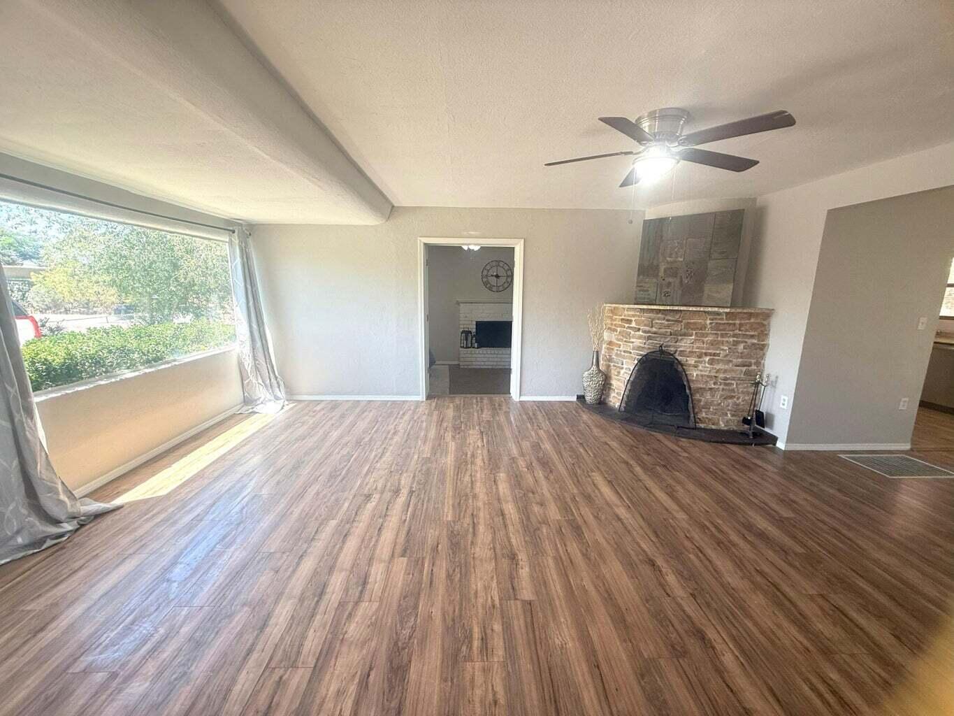 204 Laguayra Drive NE