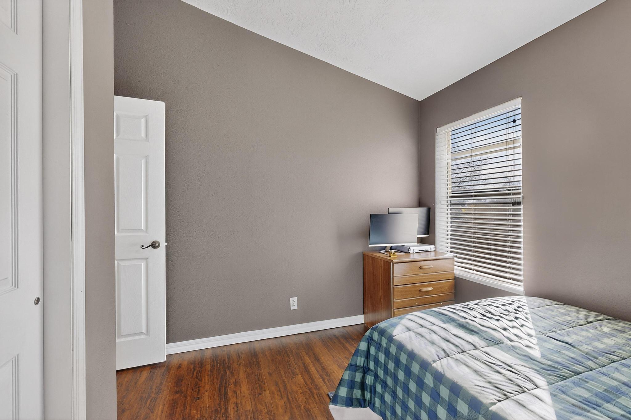 76 Edeal Road SE