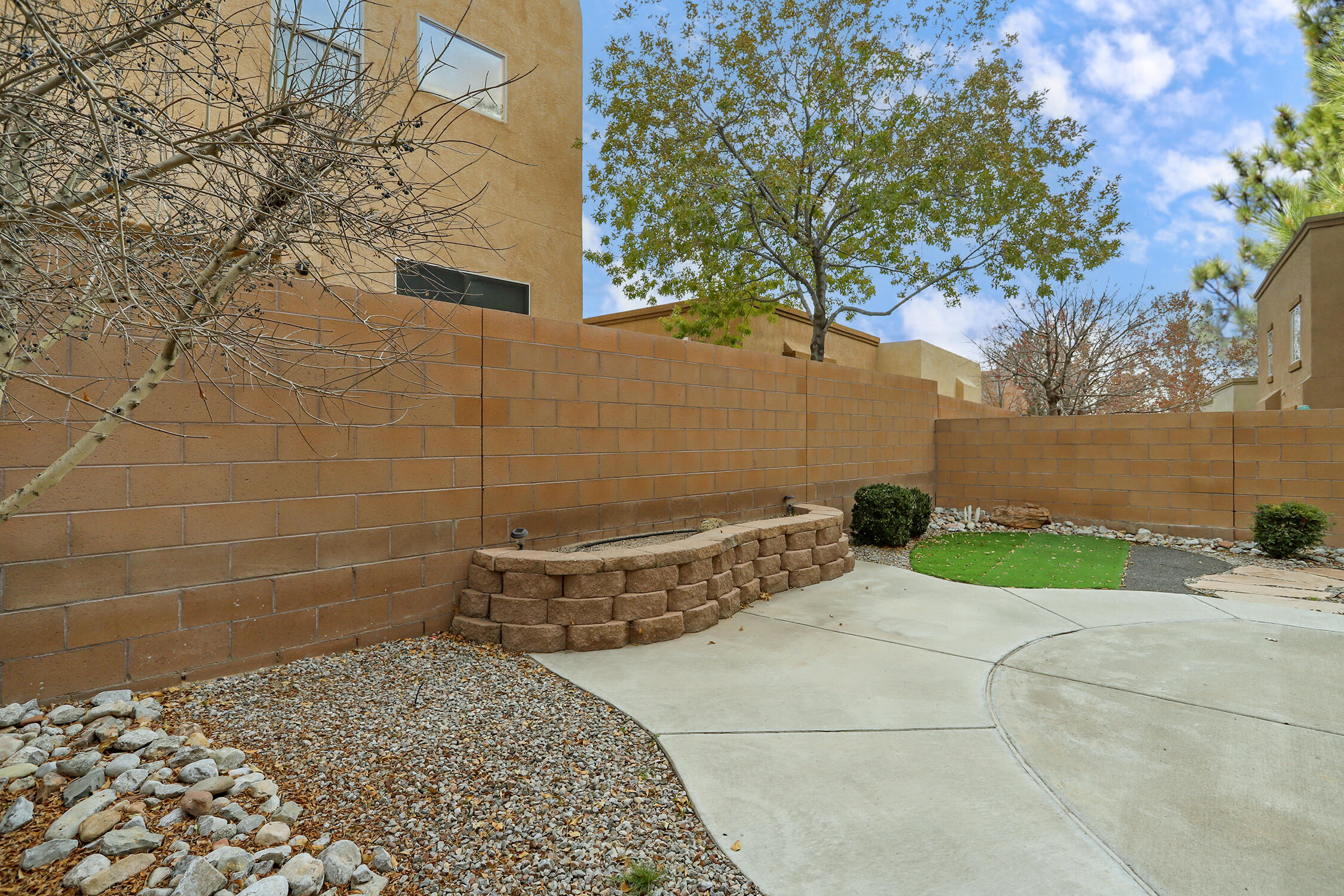 2238 Cortina Loop SE