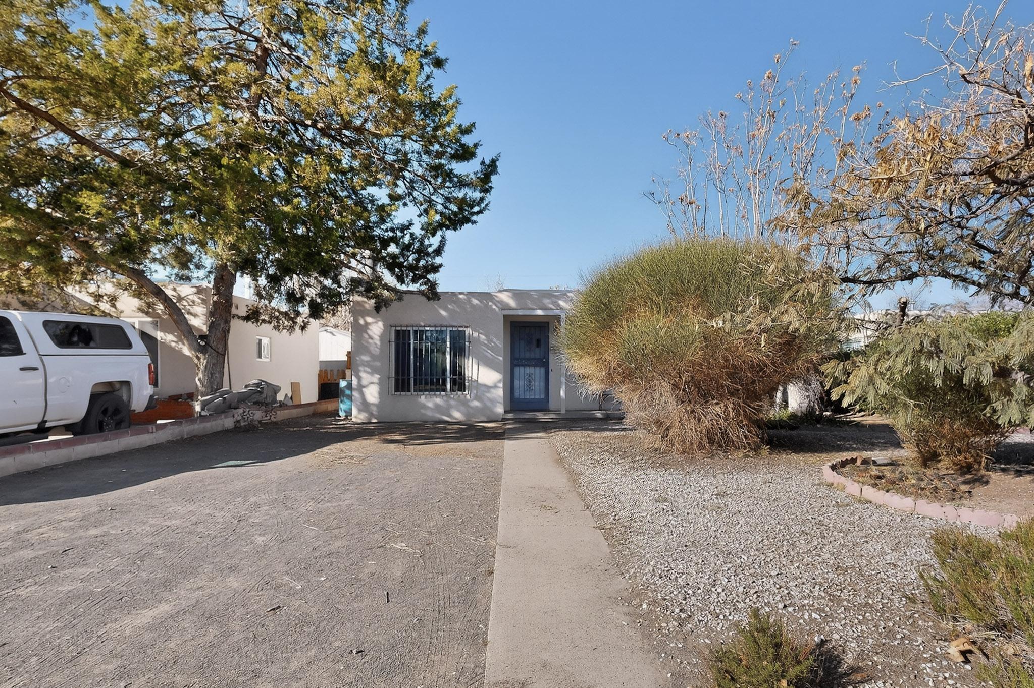 929 Palomas Drive SE