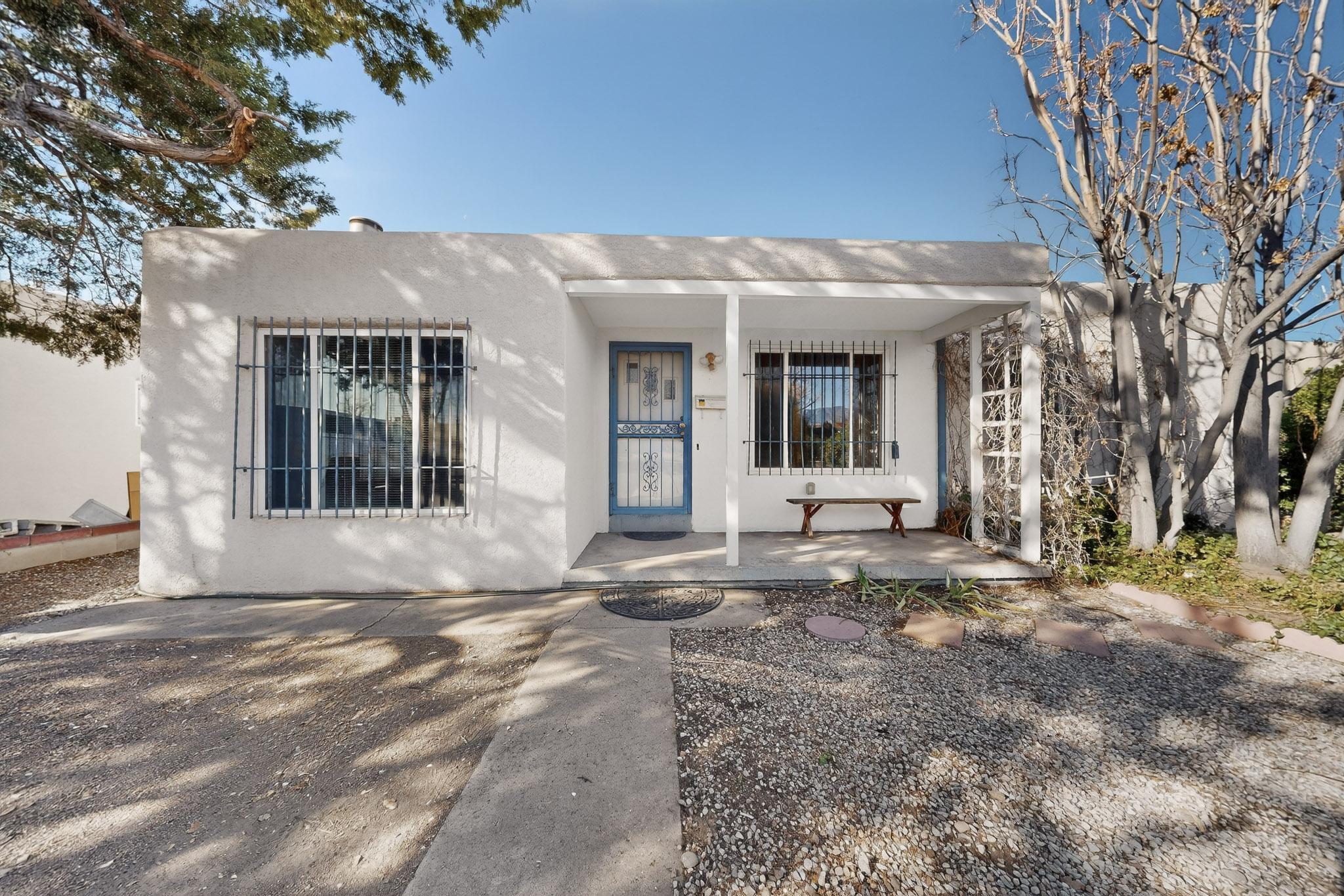 929 Palomas Drive SE