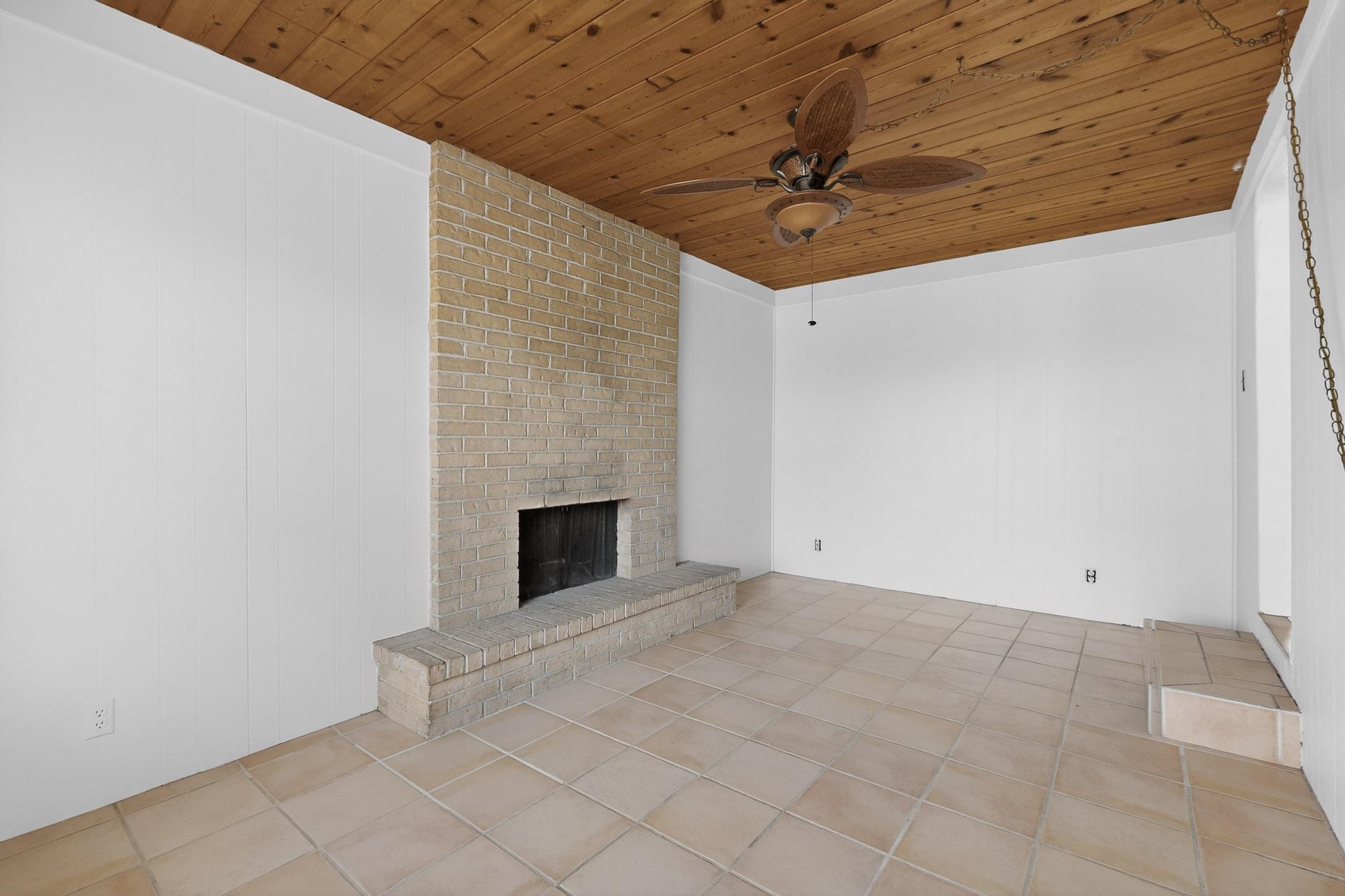 929 Palomas Drive SE