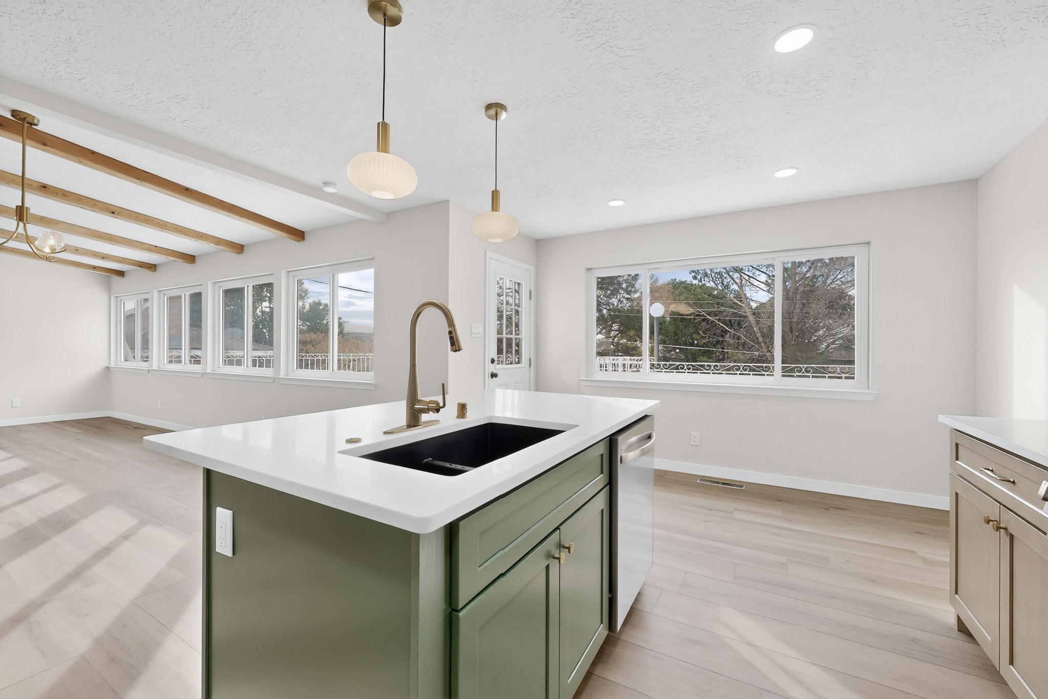 4713 Huntington Drive NE