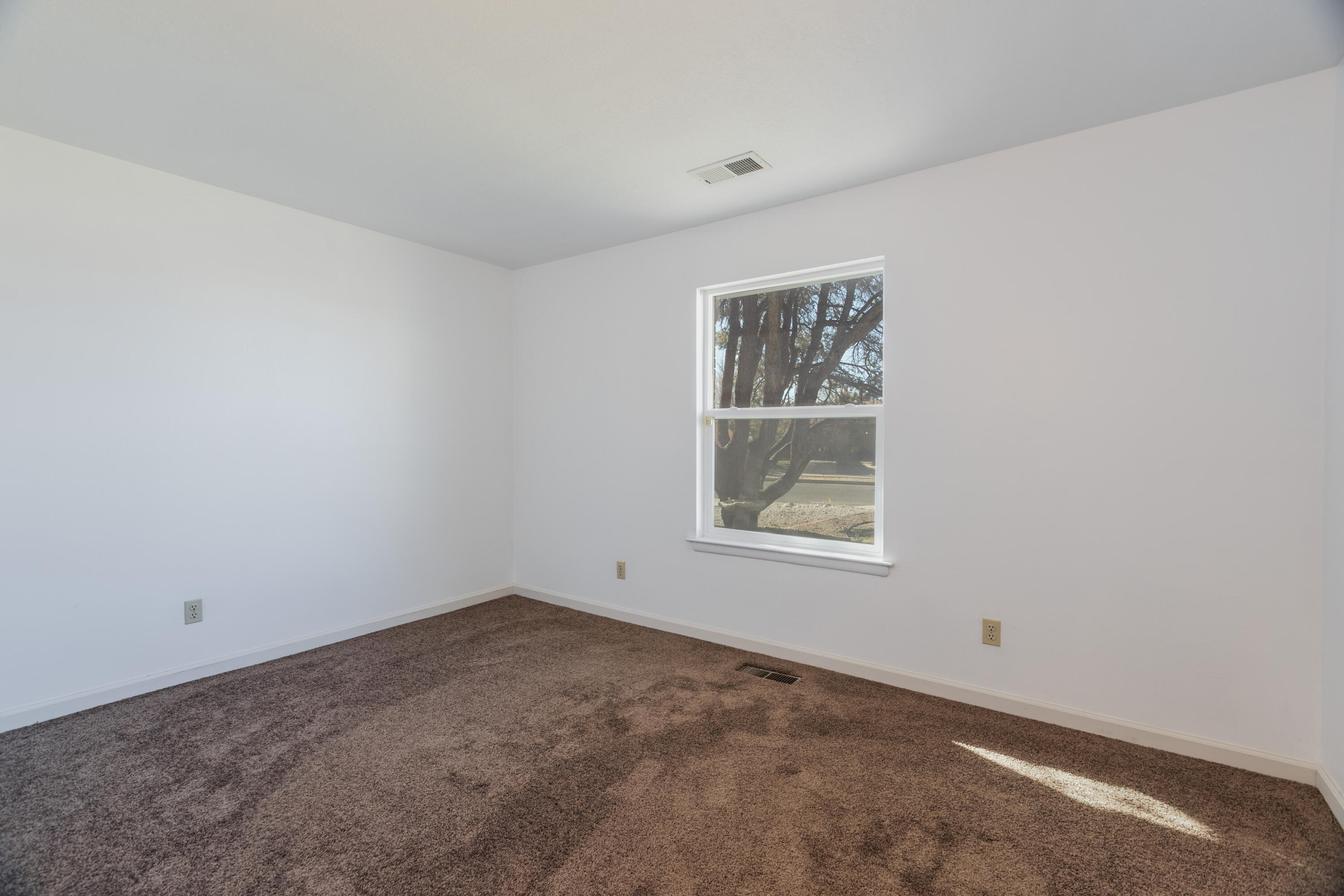 5316 Veronica Drive NE