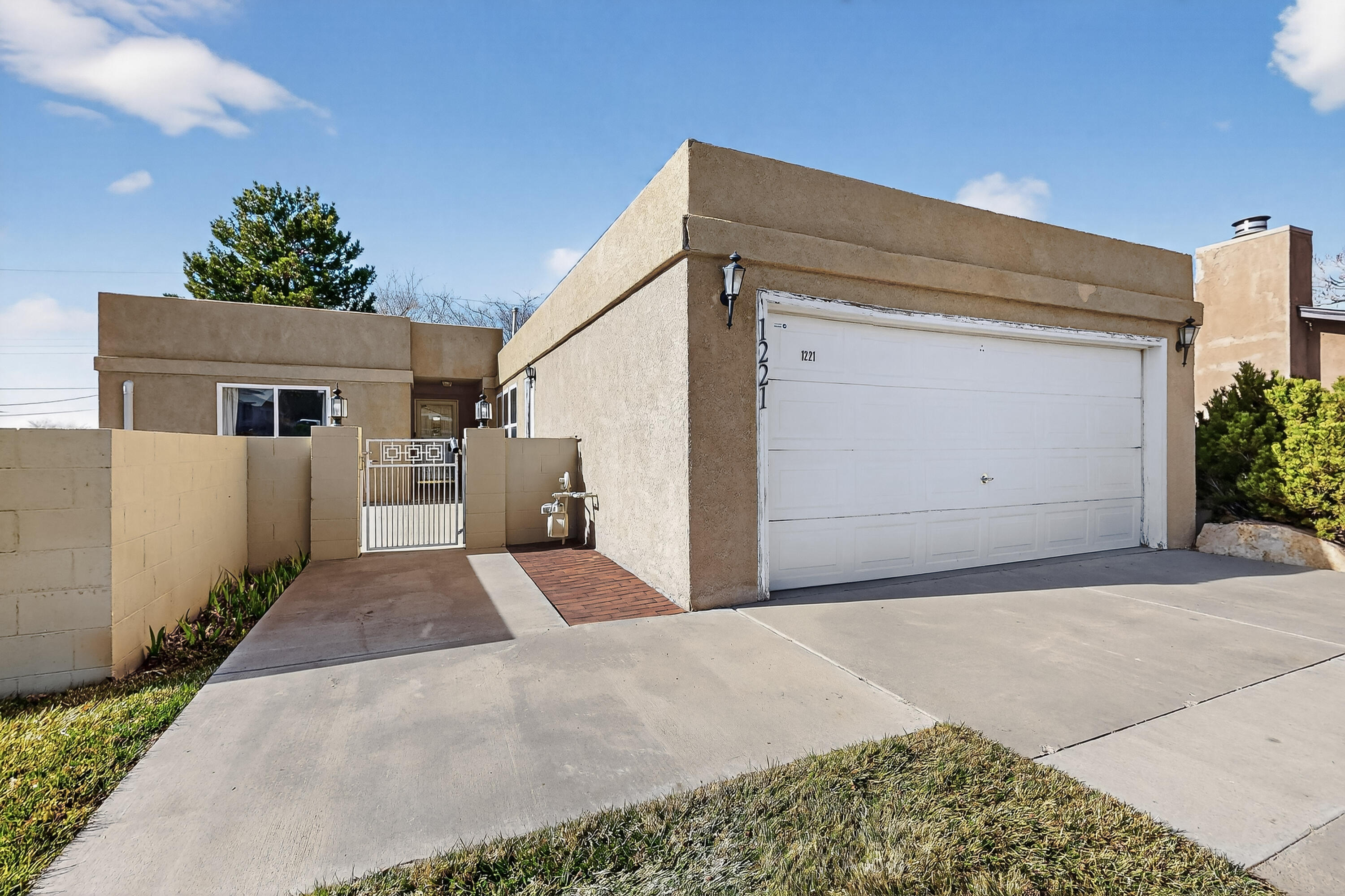 1221 La Charles Drive NE