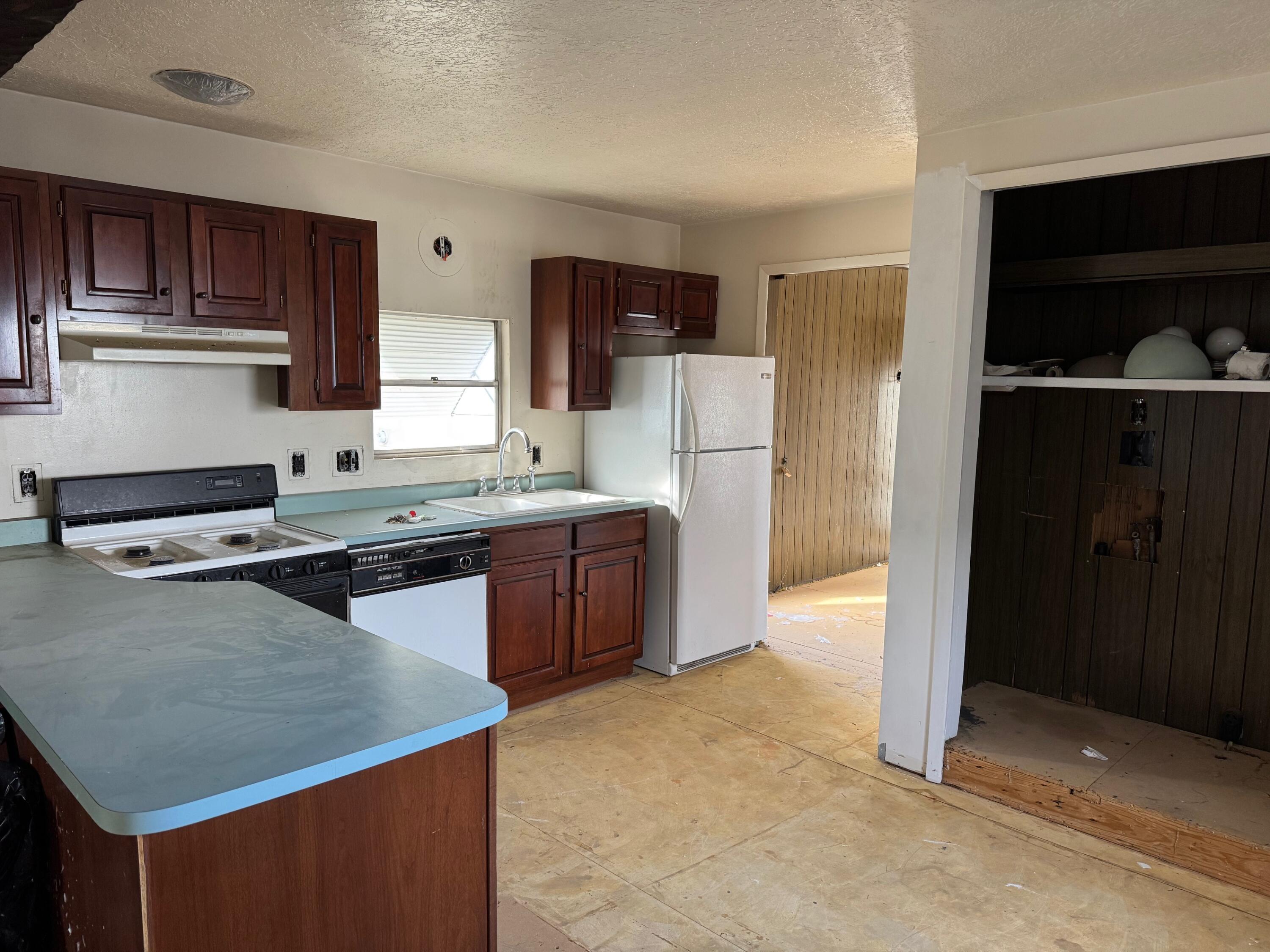 7112 Pan American NE 20