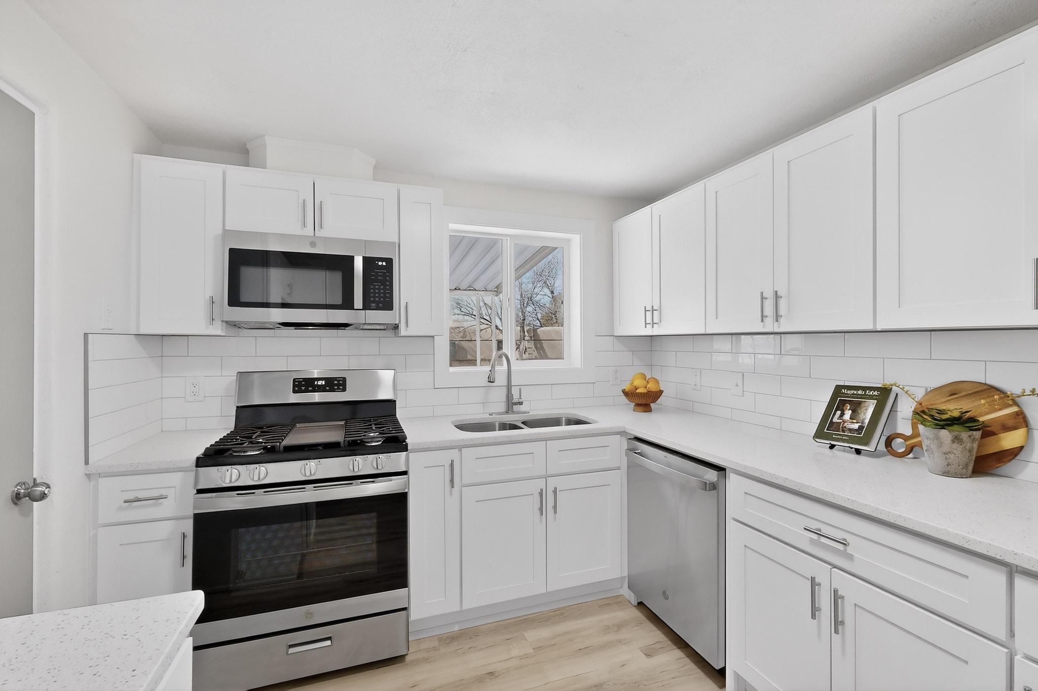 3419 E La Veta Drive NE