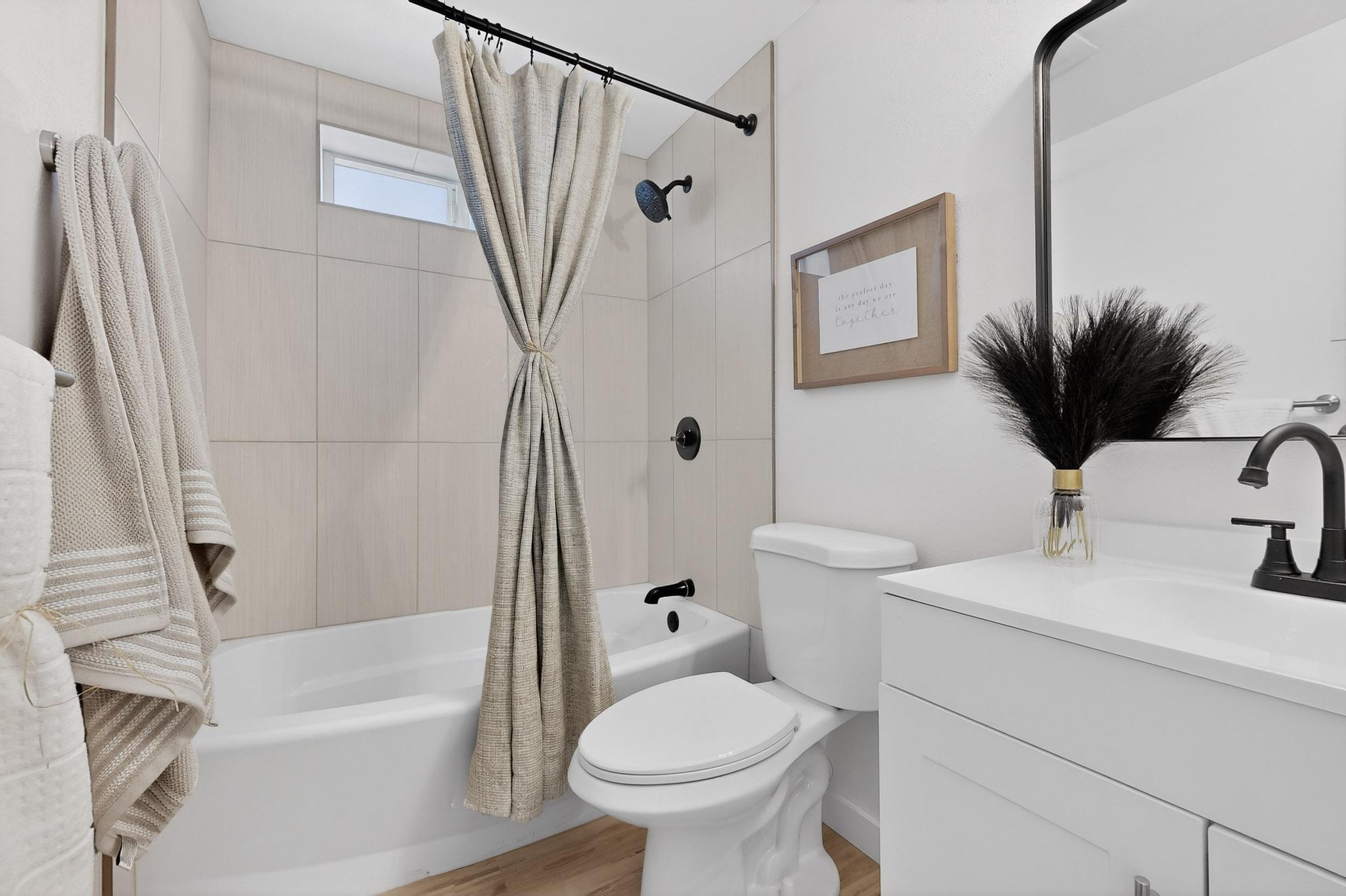 3419 E La Veta Drive NE