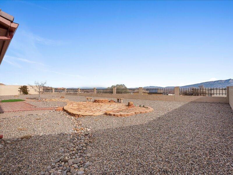 5513 Pikes Peak Loop NE