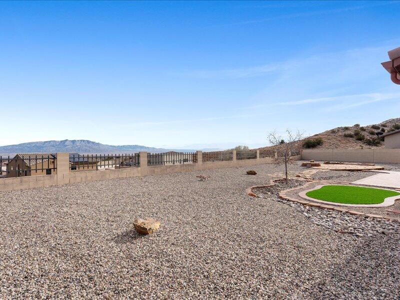 5513 Pikes Peak Loop NE
