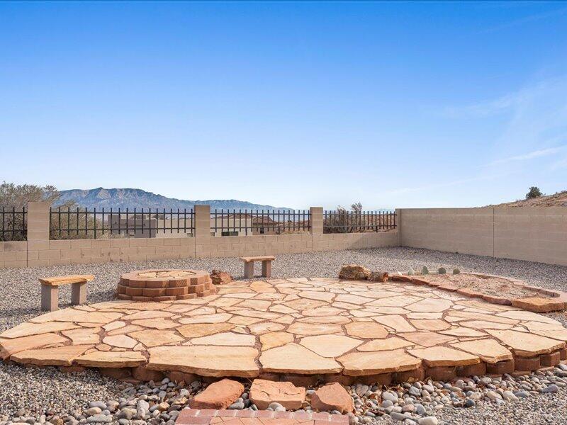 5513 Pikes Peak Loop NE