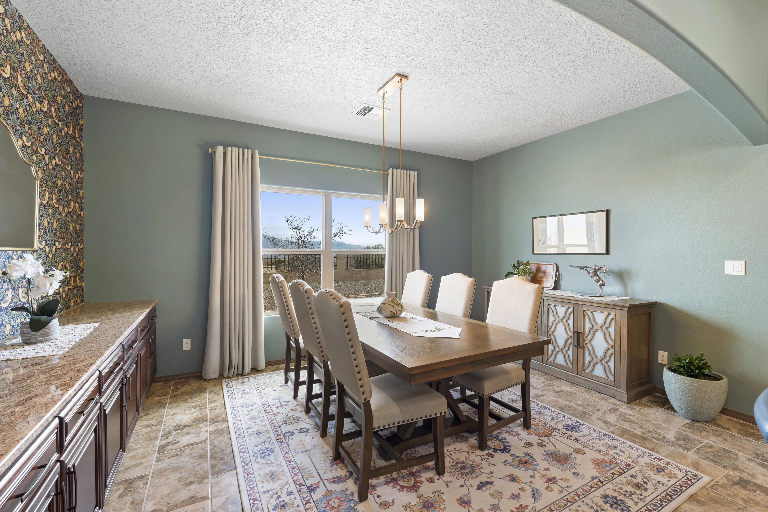 5513 Pikes Peak Loop NE