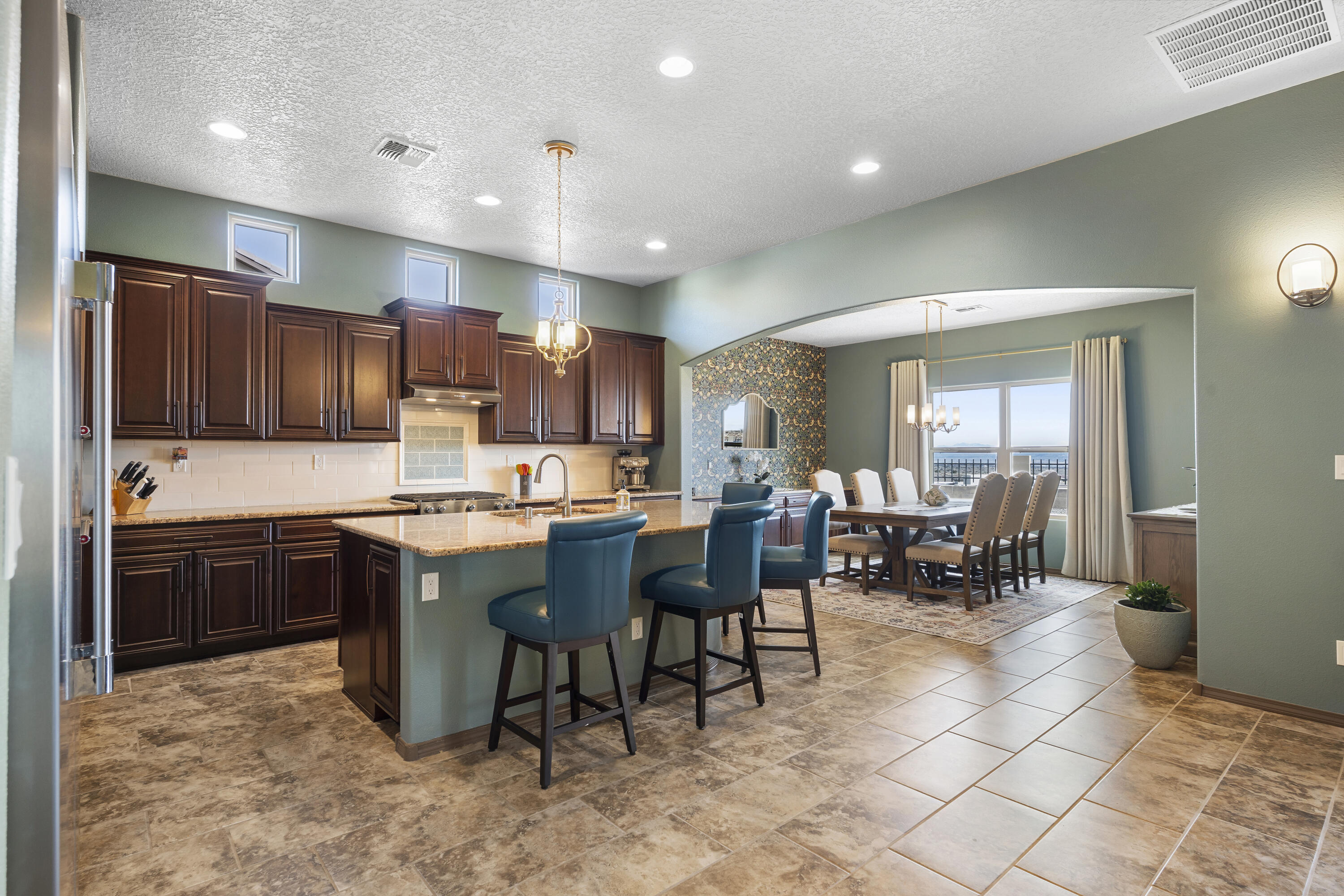 5513 Pikes Peak Loop NE