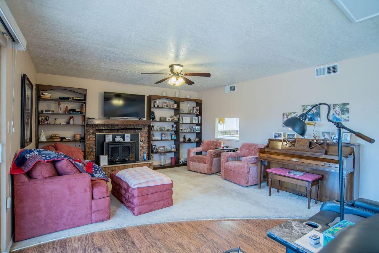 6436 Colleen Avenue NE