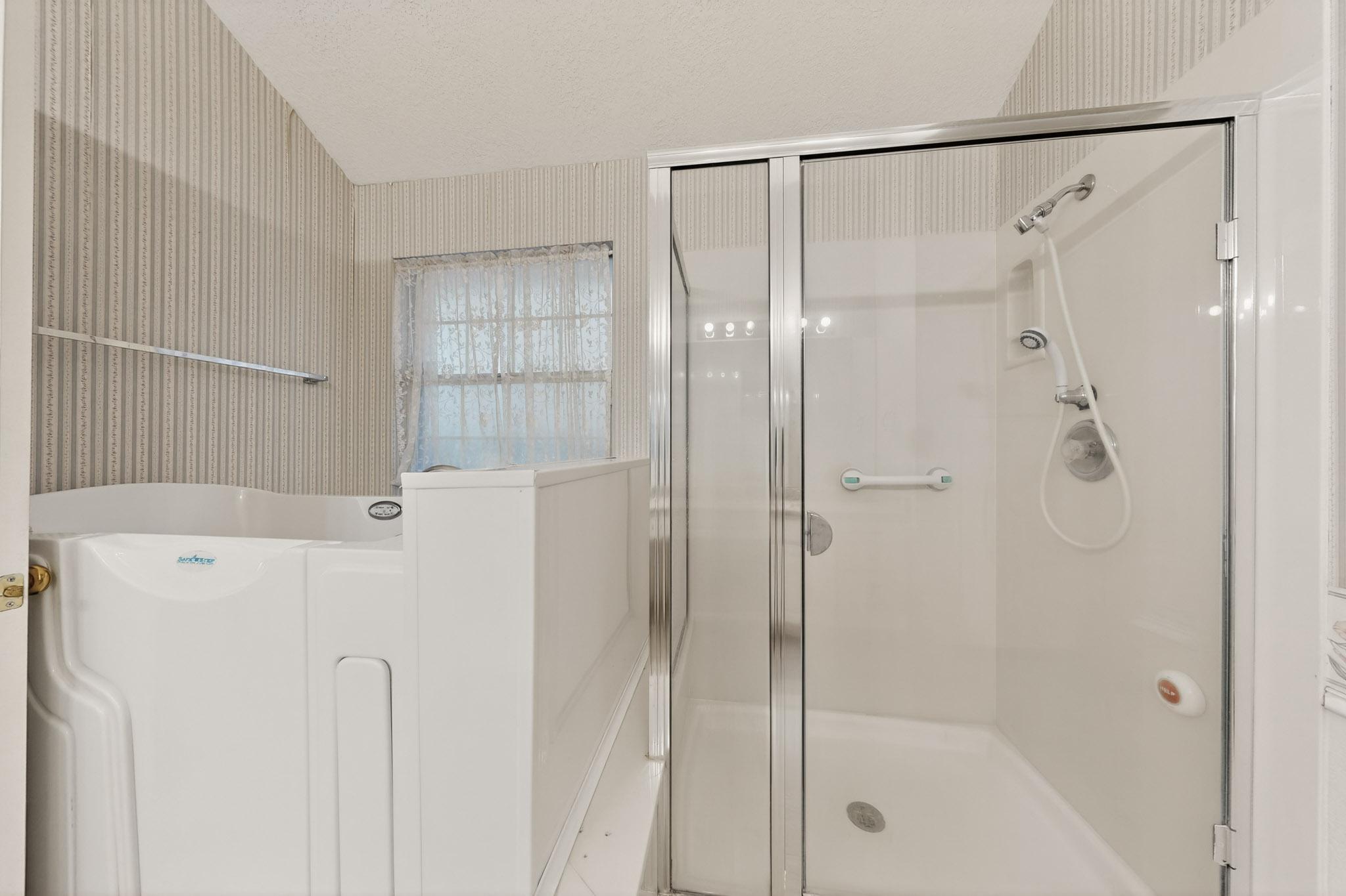 8404 Calle Adolanto NE