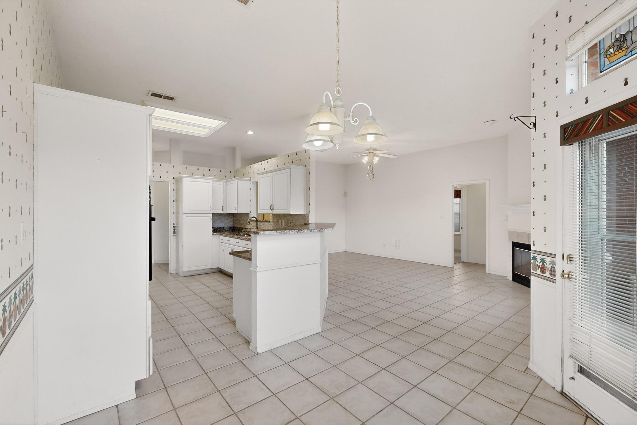 8404 Calle Adolanto NE