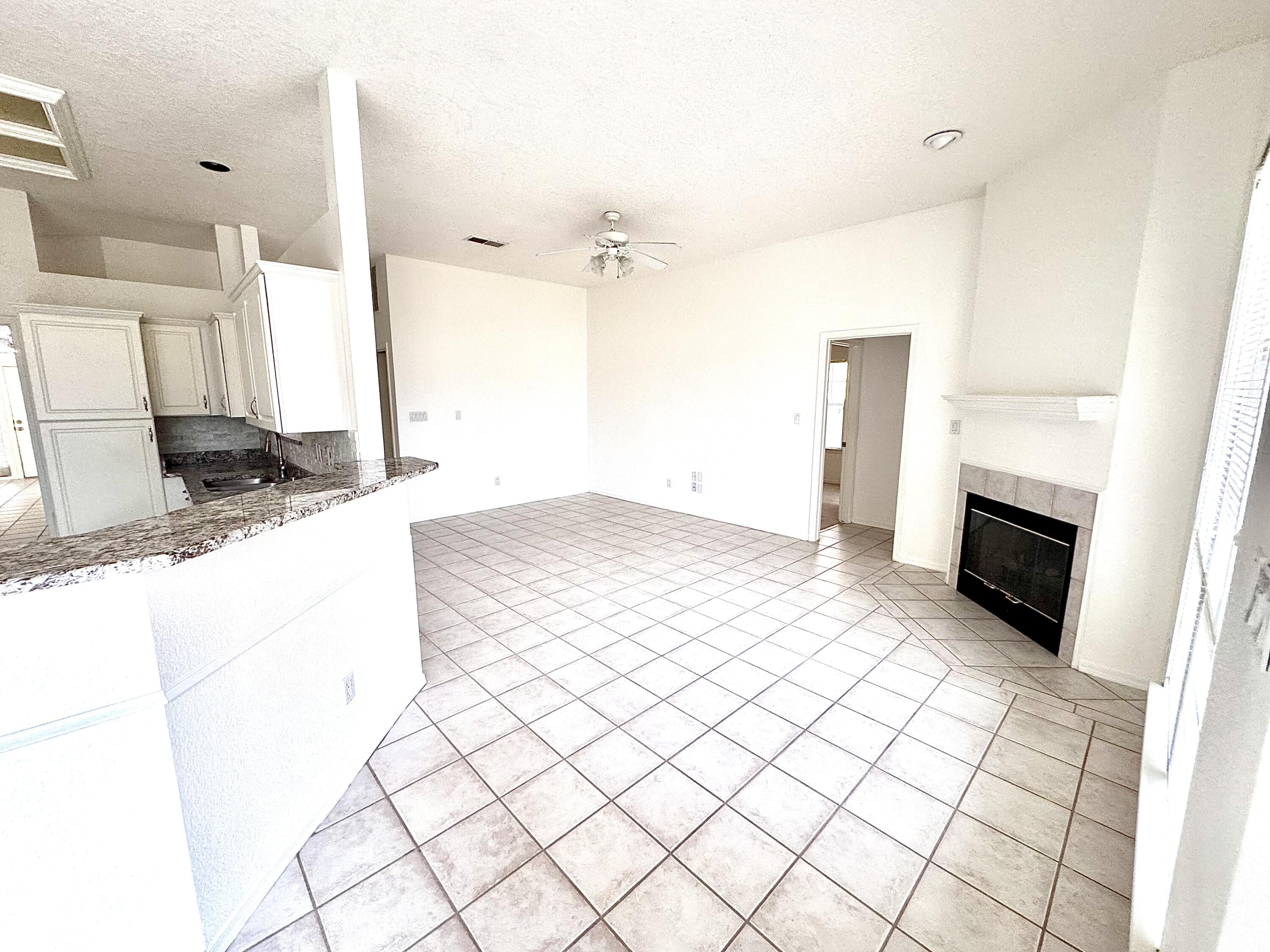 8404 Calle Adolanto NE