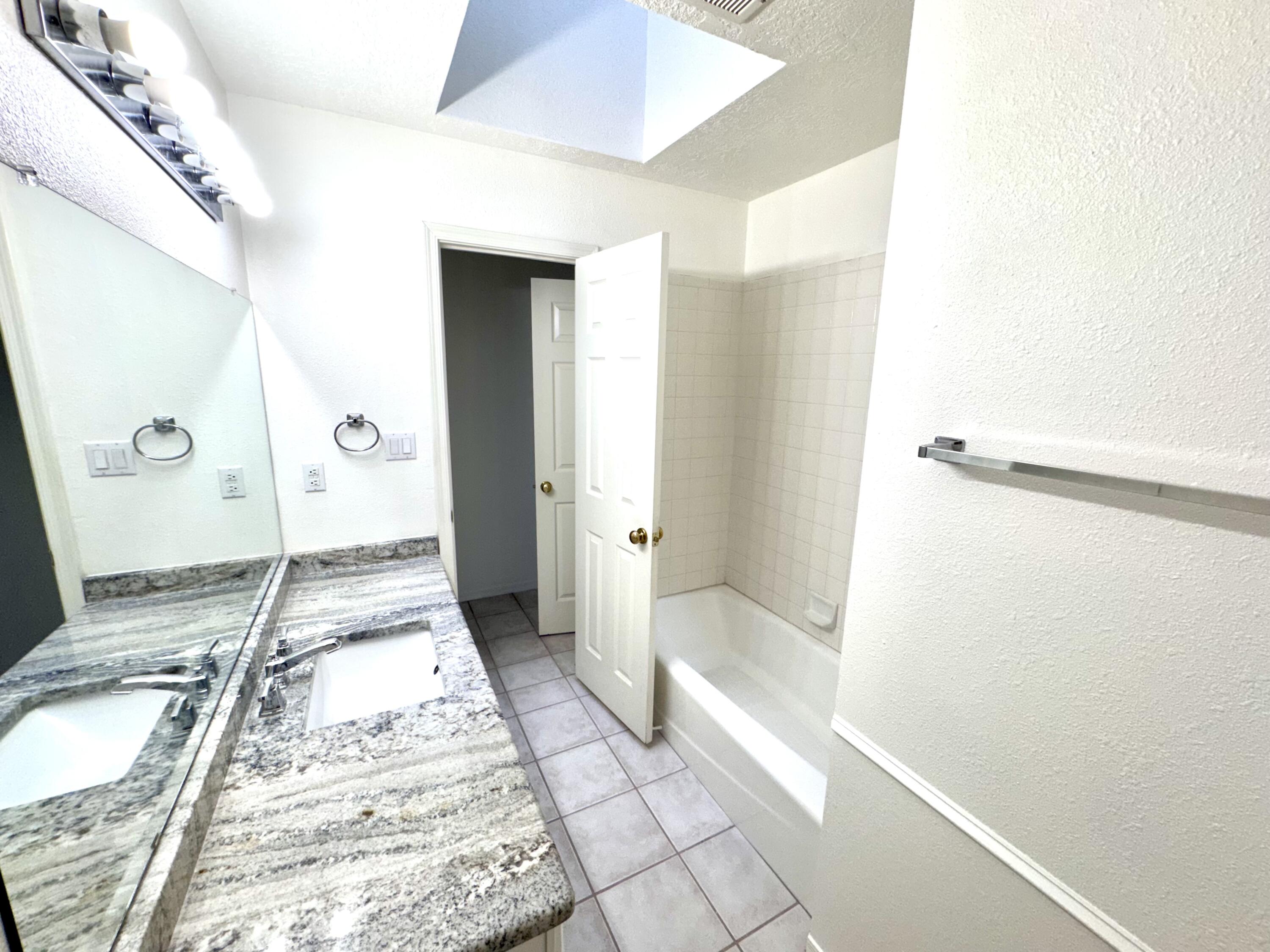 8404 Calle Adolanto NE