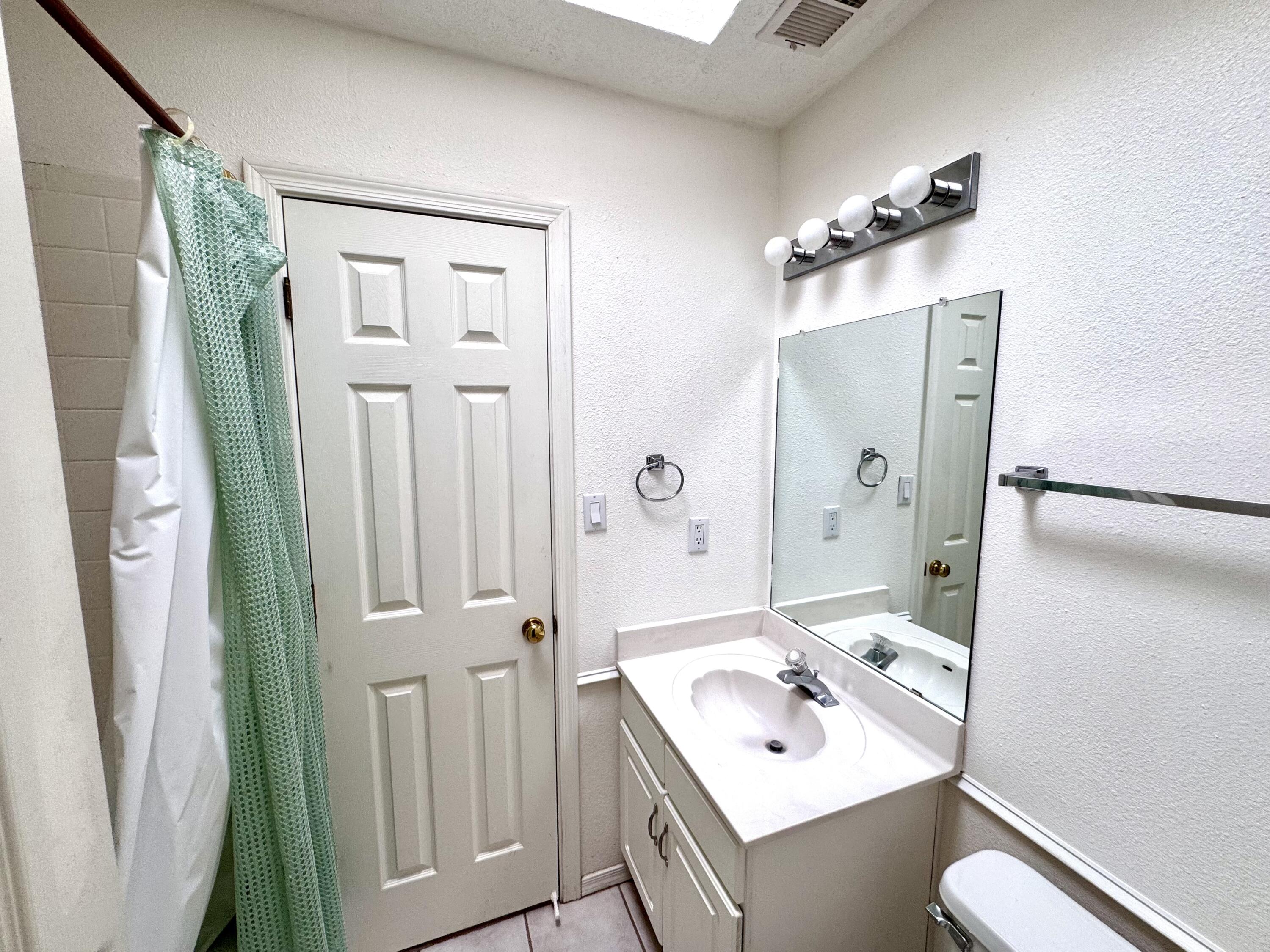 8404 Calle Adolanto NE